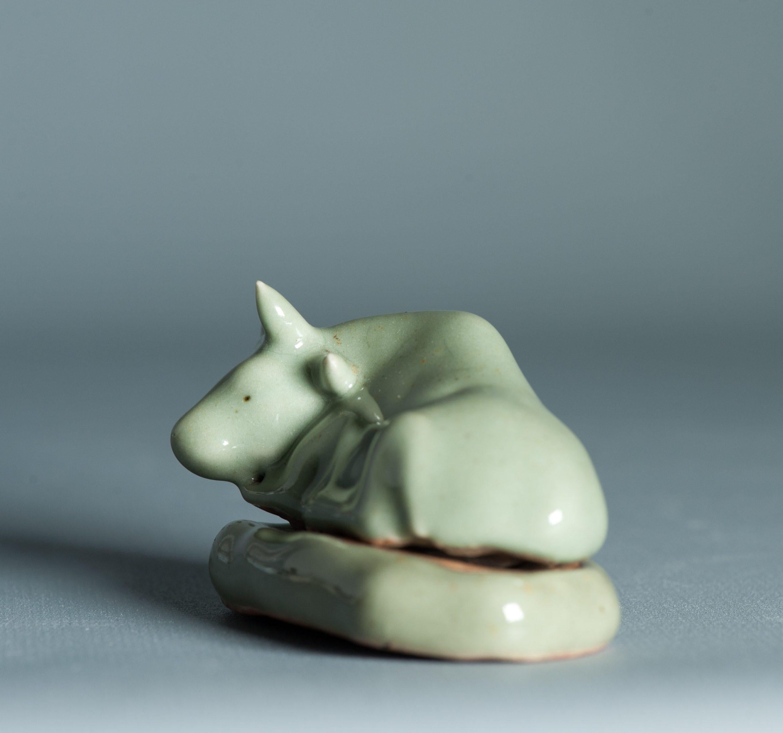 Ungewöhnliche 17/18 Jahrhundert Japanisch / Chinesisch Porzellan Weihrauch Container Ox Celadon im Angebot 6