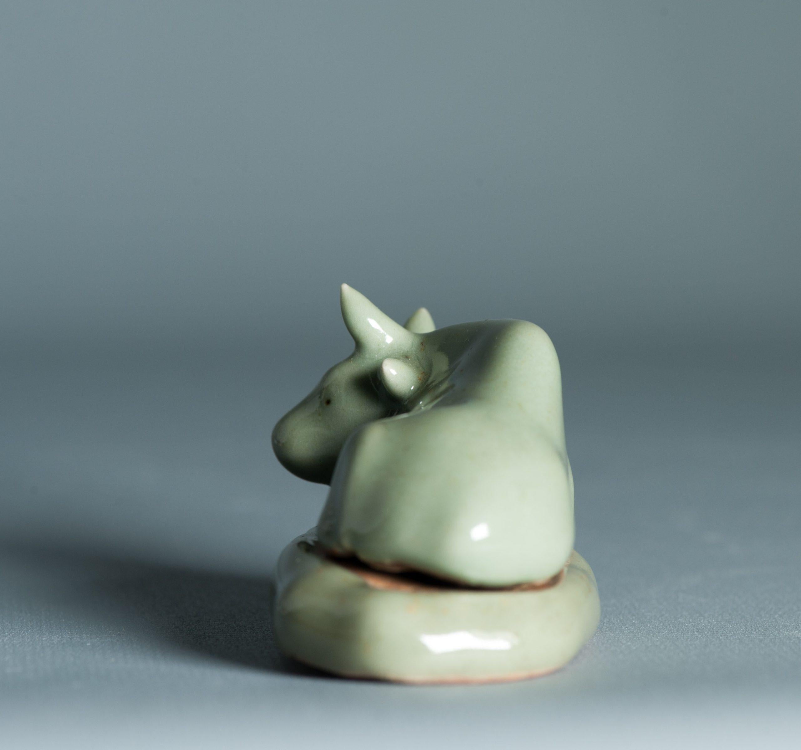 Ungewöhnliche 17/18 Jahrhundert Japanisch / Chinesisch Porzellan Weihrauch Container Ox Celadon im Angebot 7