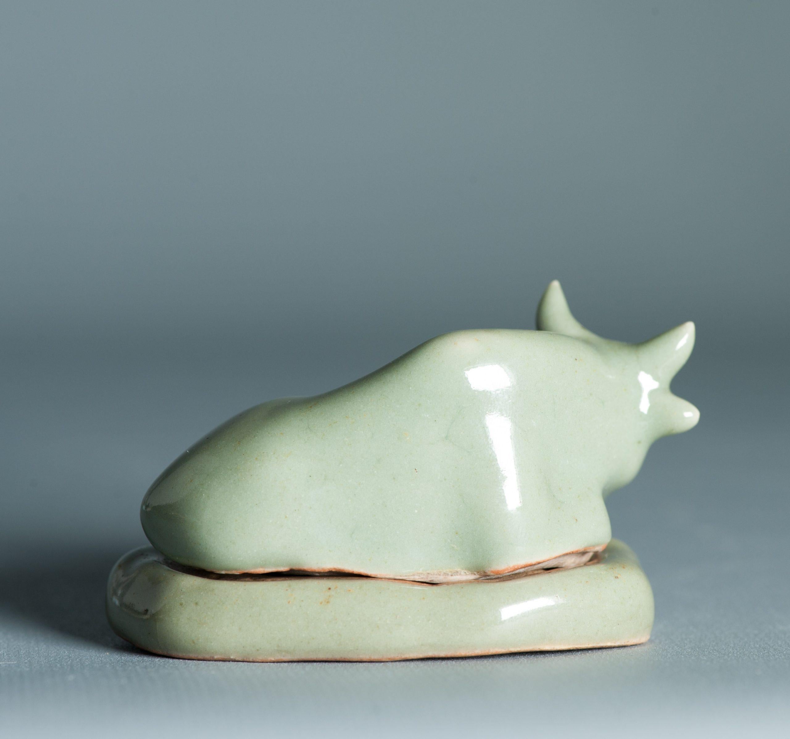 Ungewöhnliche 17/18 Jahrhundert Japanisch / Chinesisch Porzellan Weihrauch Container Ox Celadon (Edo) im Angebot