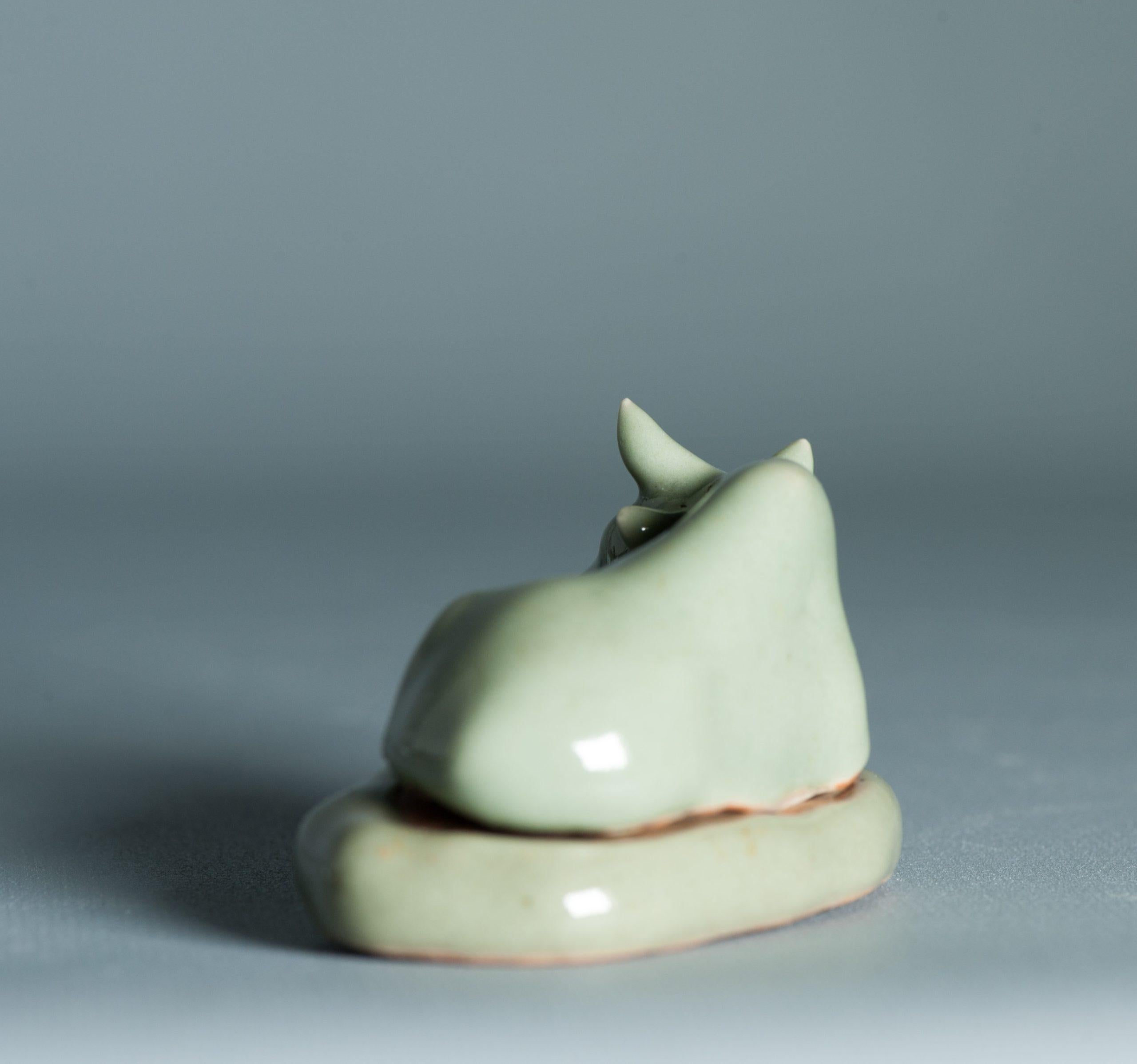 Ungewöhnliche 17/18 Jahrhundert Japanisch / Chinesisch Porzellan Weihrauch Container Ox Celadon im Zustand „Gut“ im Angebot in Amsterdam, Noord Holland