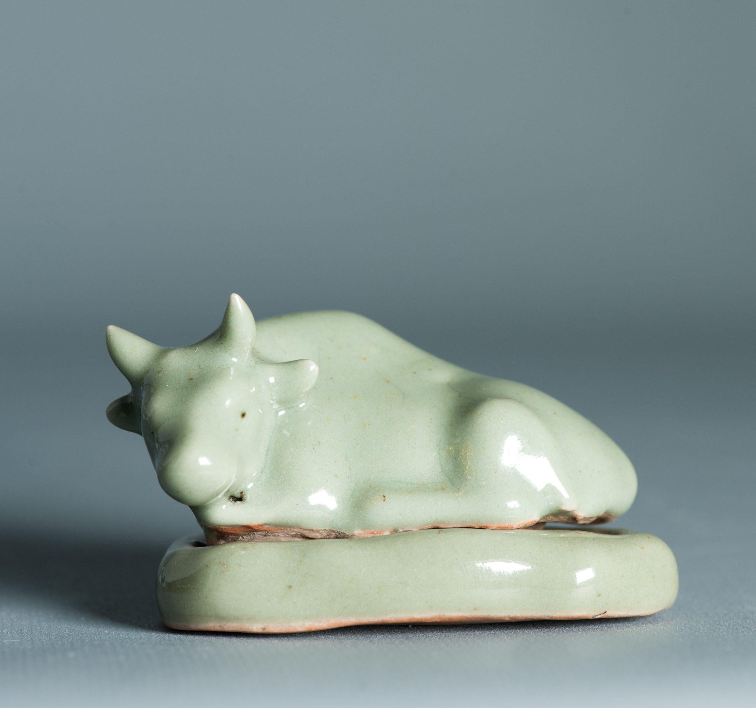 Ungewöhnliche 17/18 Jahrhundert Japanisch / Chinesisch Porzellan Weihrauch Container Ox Celadon (18. Jahrhundert und früher) im Angebot