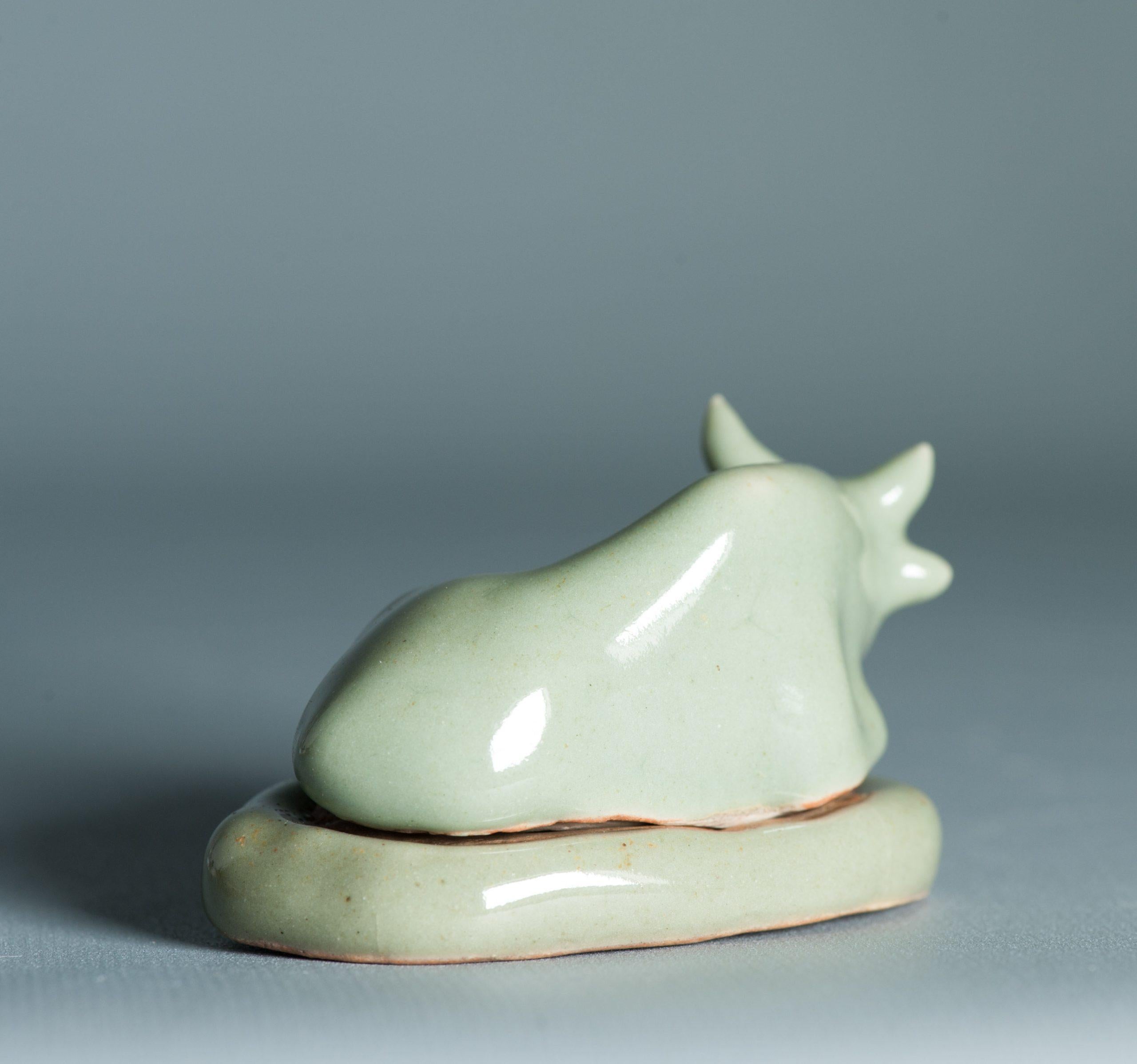 Ungewöhnliche 17/18 Jahrhundert Japanisch / Chinesisch Porzellan Weihrauch Container Ox Celadon im Angebot 1