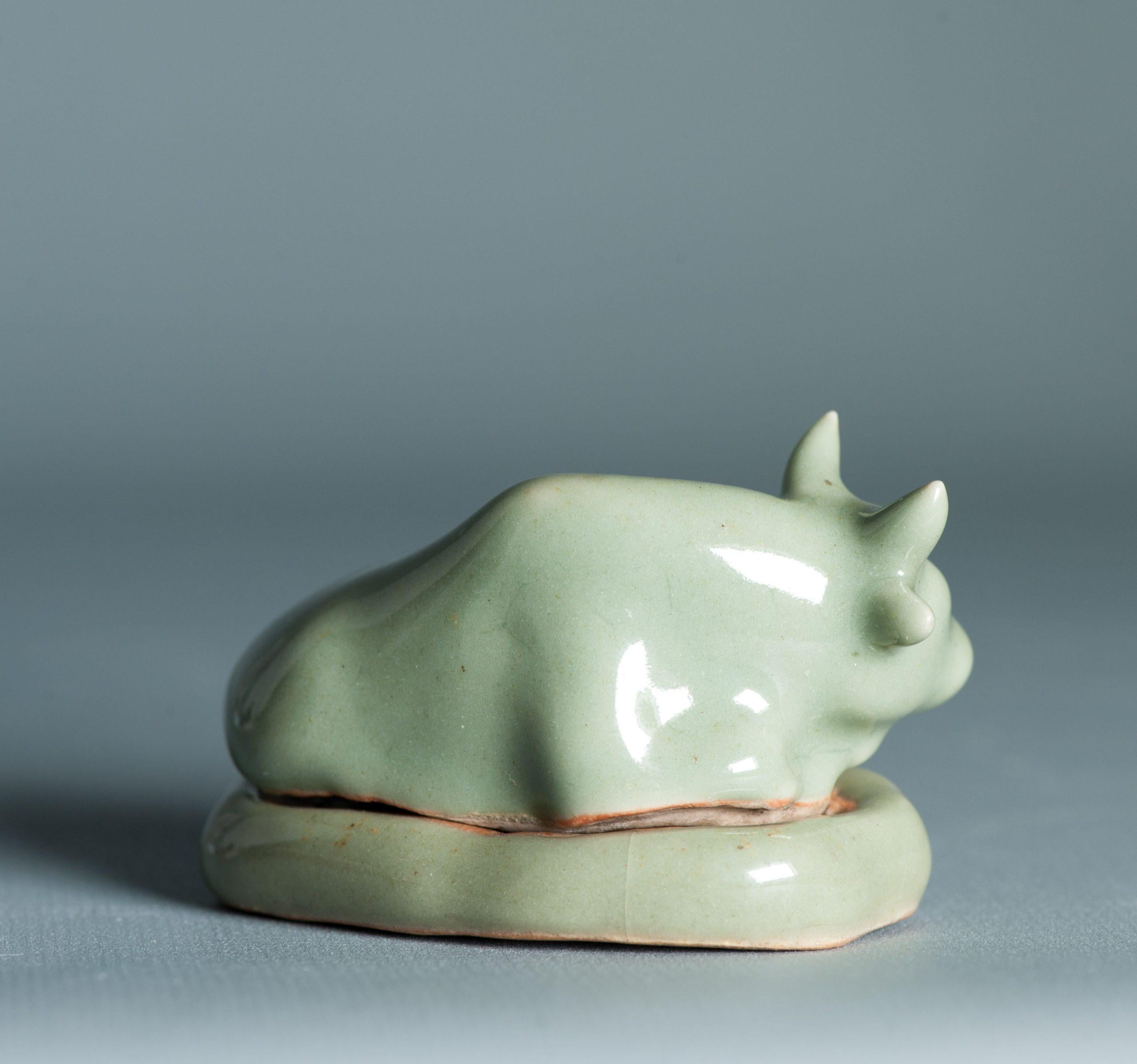 Ungewöhnliche 17/18 Jahrhundert Japanisch / Chinesisch Porzellan Weihrauch Container Ox Celadon im Angebot 2