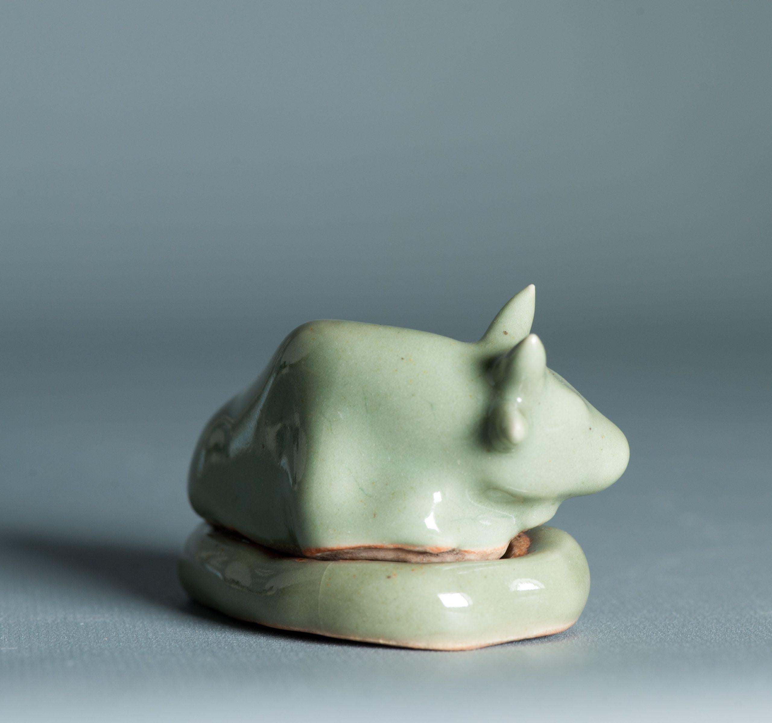 Ungewöhnliche 17/18 Jahrhundert Japanisch / Chinesisch Porzellan Weihrauch Container Ox Celadon im Angebot 3