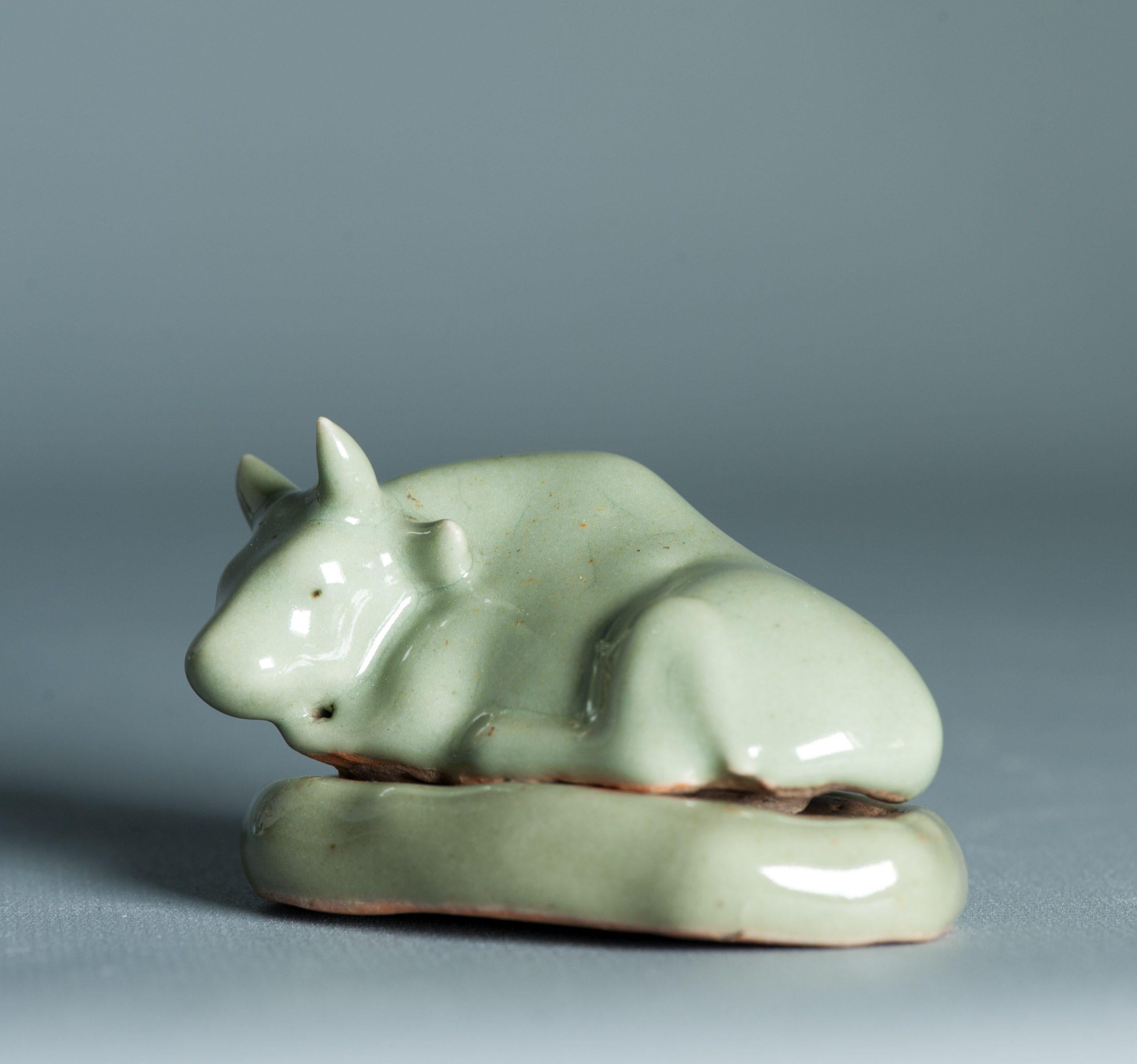 Ungewöhnliche 17/18 Jahrhundert Japanisch / Chinesisch Porzellan Weihrauch Container Ox Celadon im Angebot 4