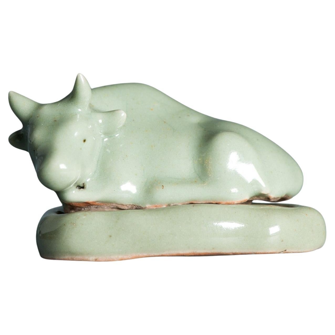 Ungewöhnliche 17/18 Jahrhundert Japanisch / Chinesisch Porzellan Weihrauch Container Ox Celadon im Angebot
