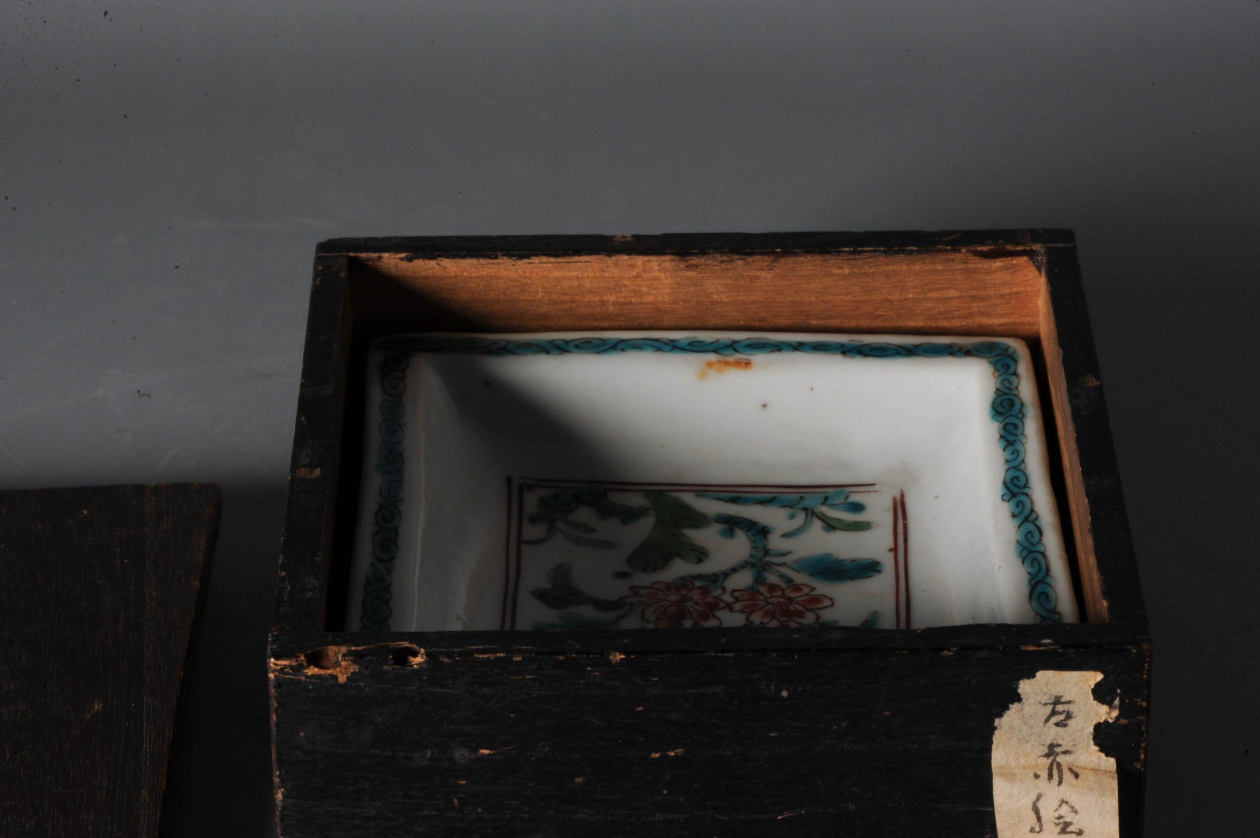Assiette carrée inhabituelle en porcelaine chinoise de la période Ming du 17ème siècle avec fleurs d'oiseaux turquoises en vente 7
