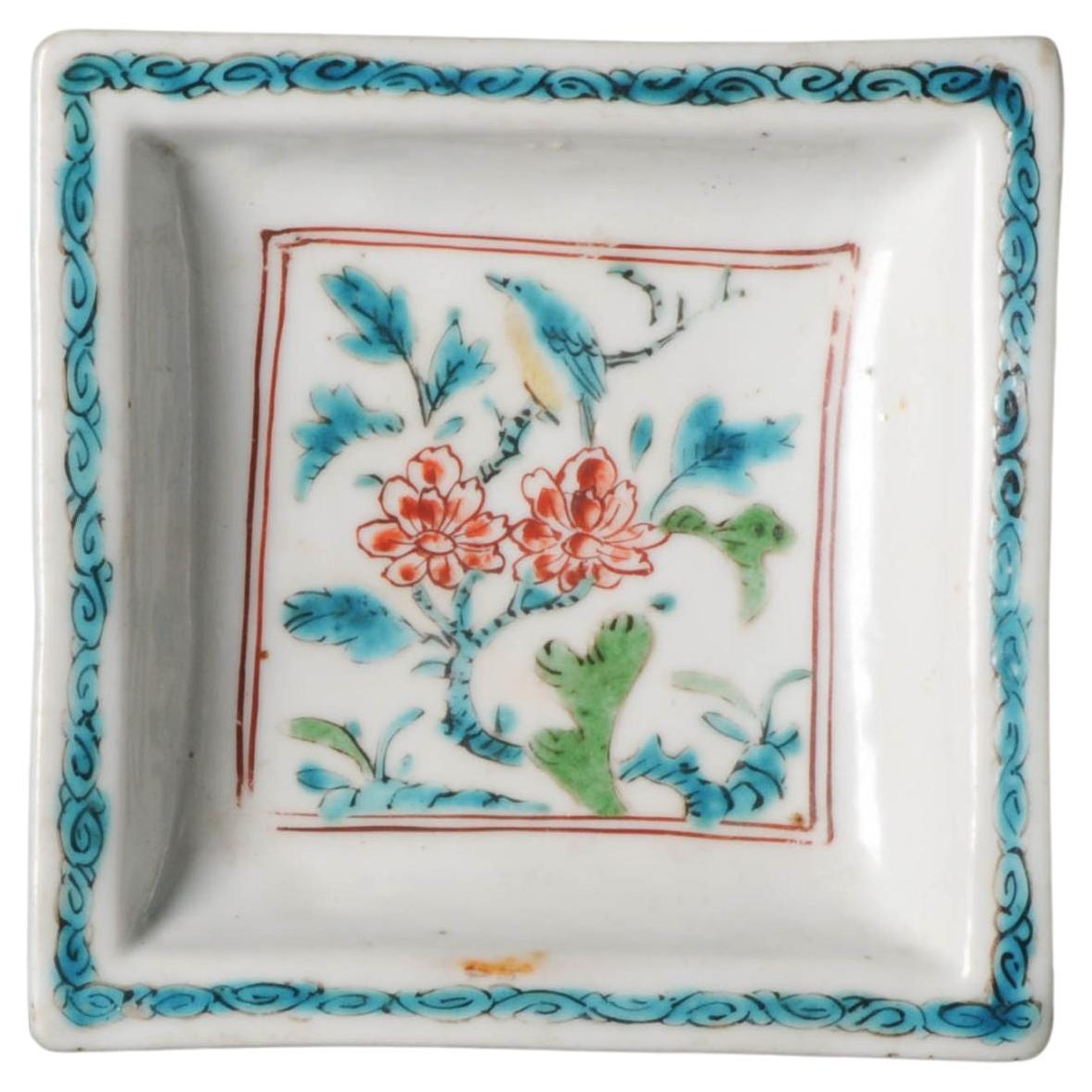 Assiette carrée inhabituelle en porcelaine chinoise de la période Ming du 17ème siècle avec fleurs d'oiseaux turquoises