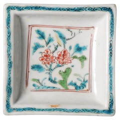Assiette carrée inhabituelle en porcelaine chinoise de la période Ming du 17ème siècle avec fleurs d'oiseaux turquoises