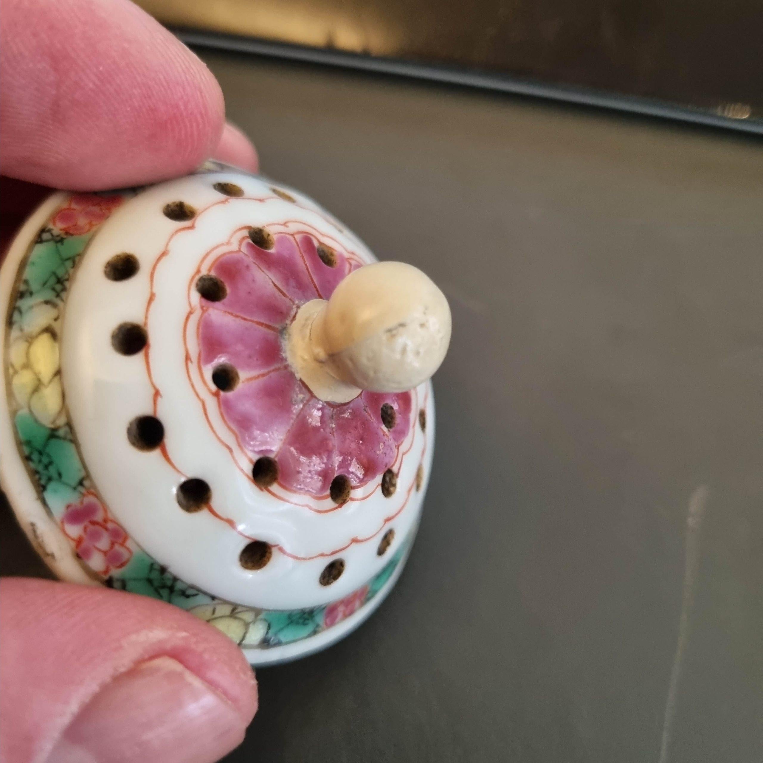 Inusual cesta de flores de porcelana china Famille Rose Qianlong de 18C CAJA DE AZÚCAR en venta 5