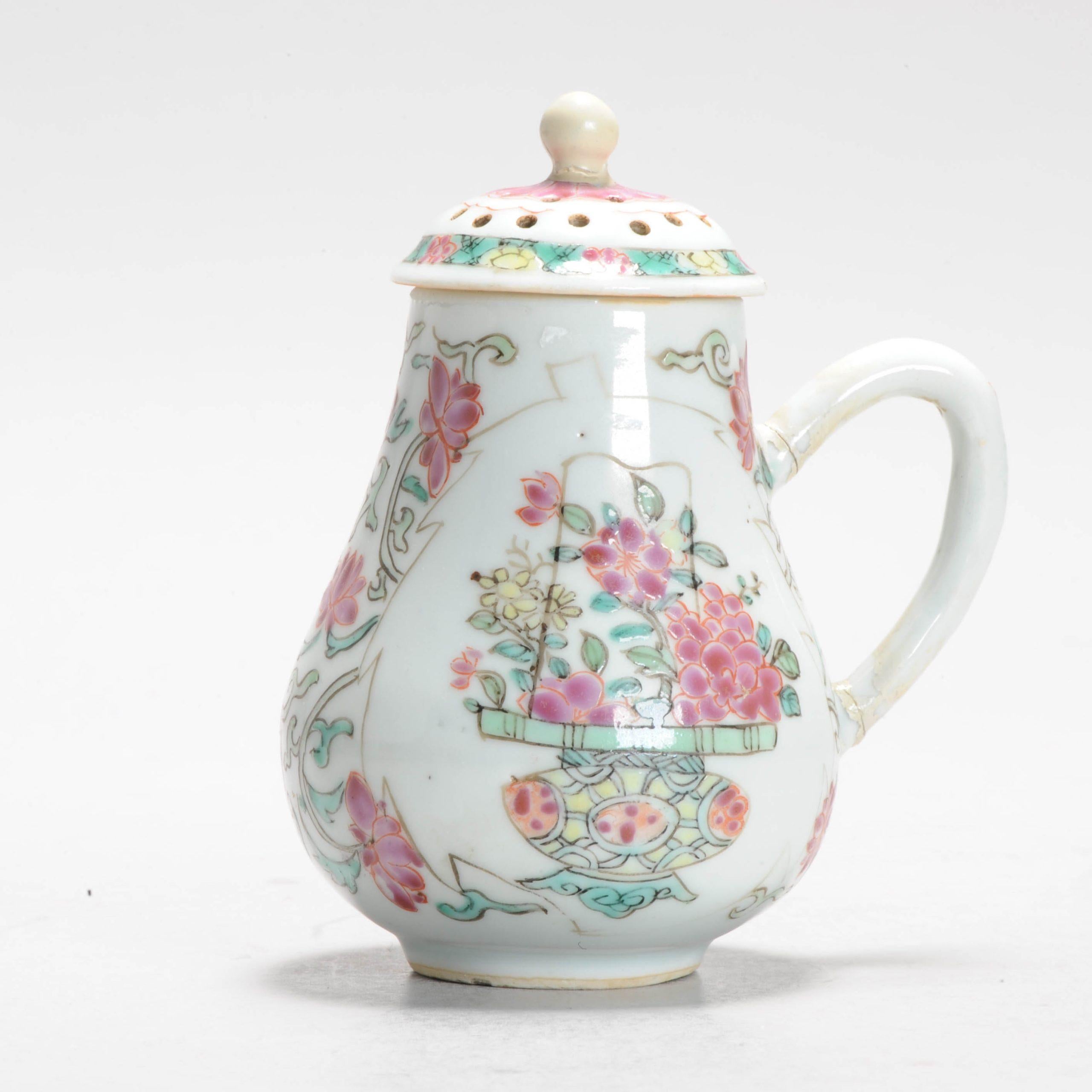 Jarra pequeña de porcelana china, con una tapa poco habitual con agujeros. Se llama Fundidor de Azúcar. La tapa puede fijarse a la jarra girándola y entonces podrás verter azúcar o sal de ella sin que se caiga la tapa.
Periodo Qianlong
Escena floral