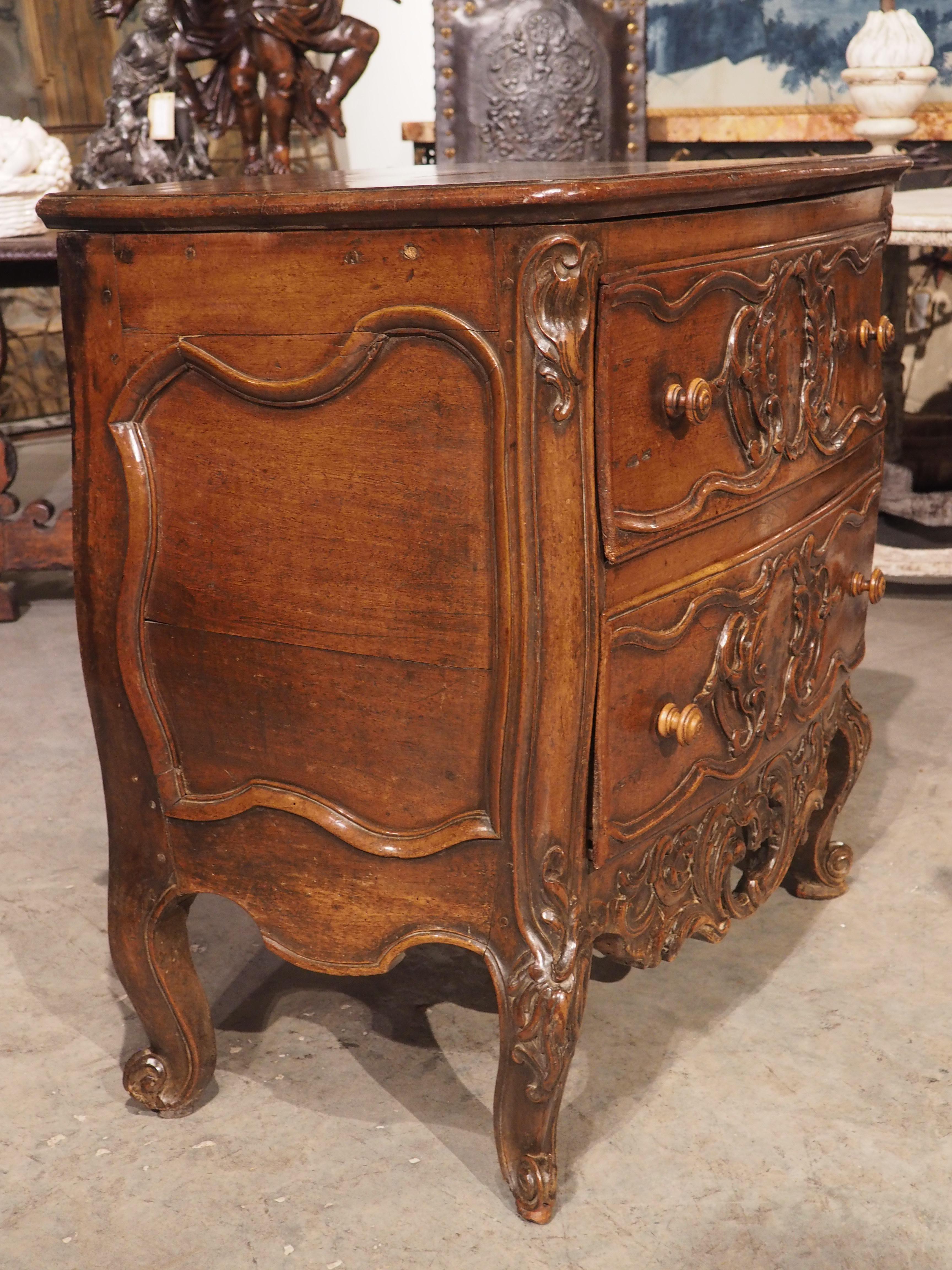Unusual 18th Century Louis XV Period Walnut Wood Commode from Arles, France For Sale 4