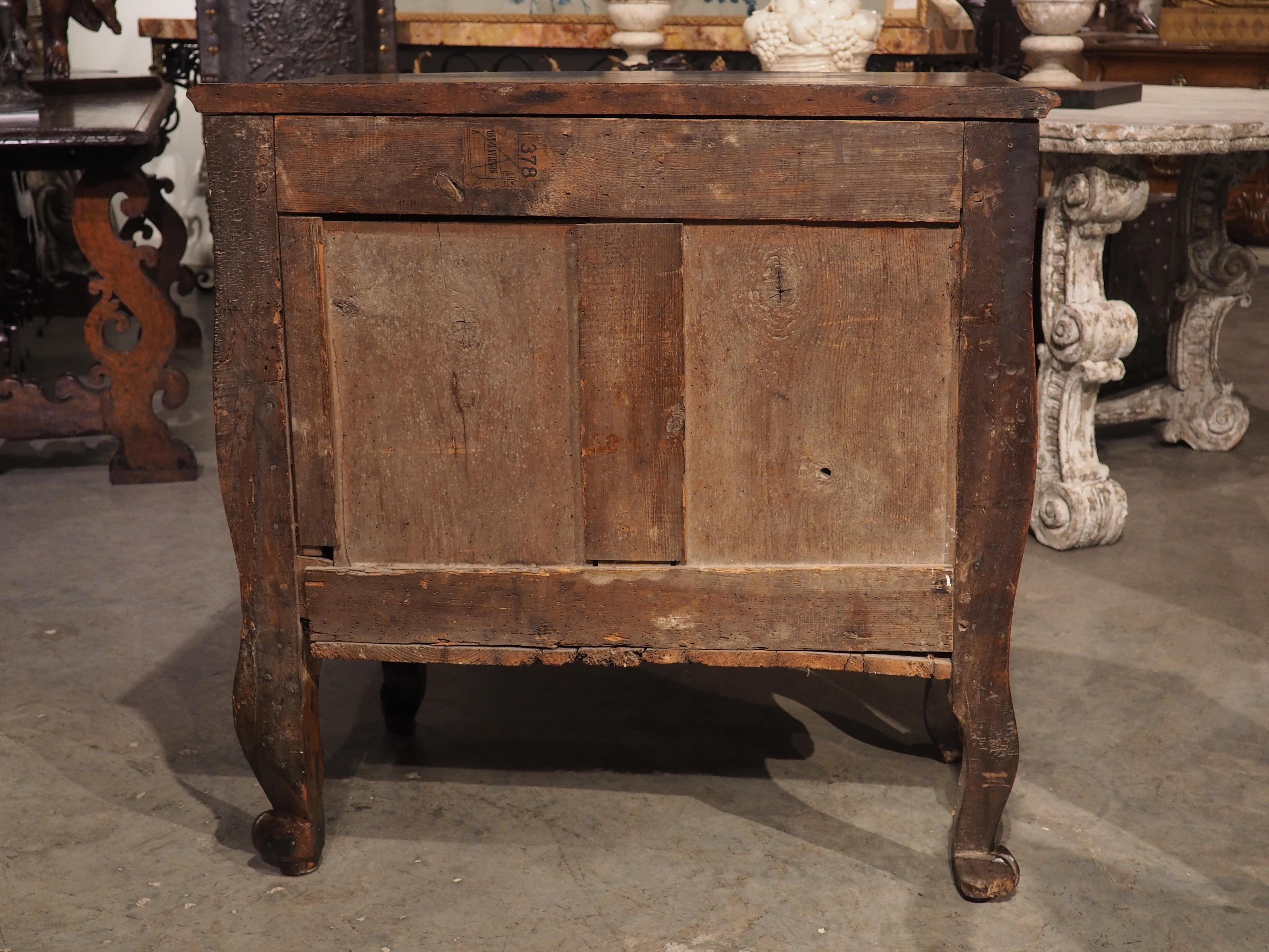 Unusual 18th Century Louis XV Period Walnut Wood Commode from Arles, France In Good Condition For Sale In Dallas, TX