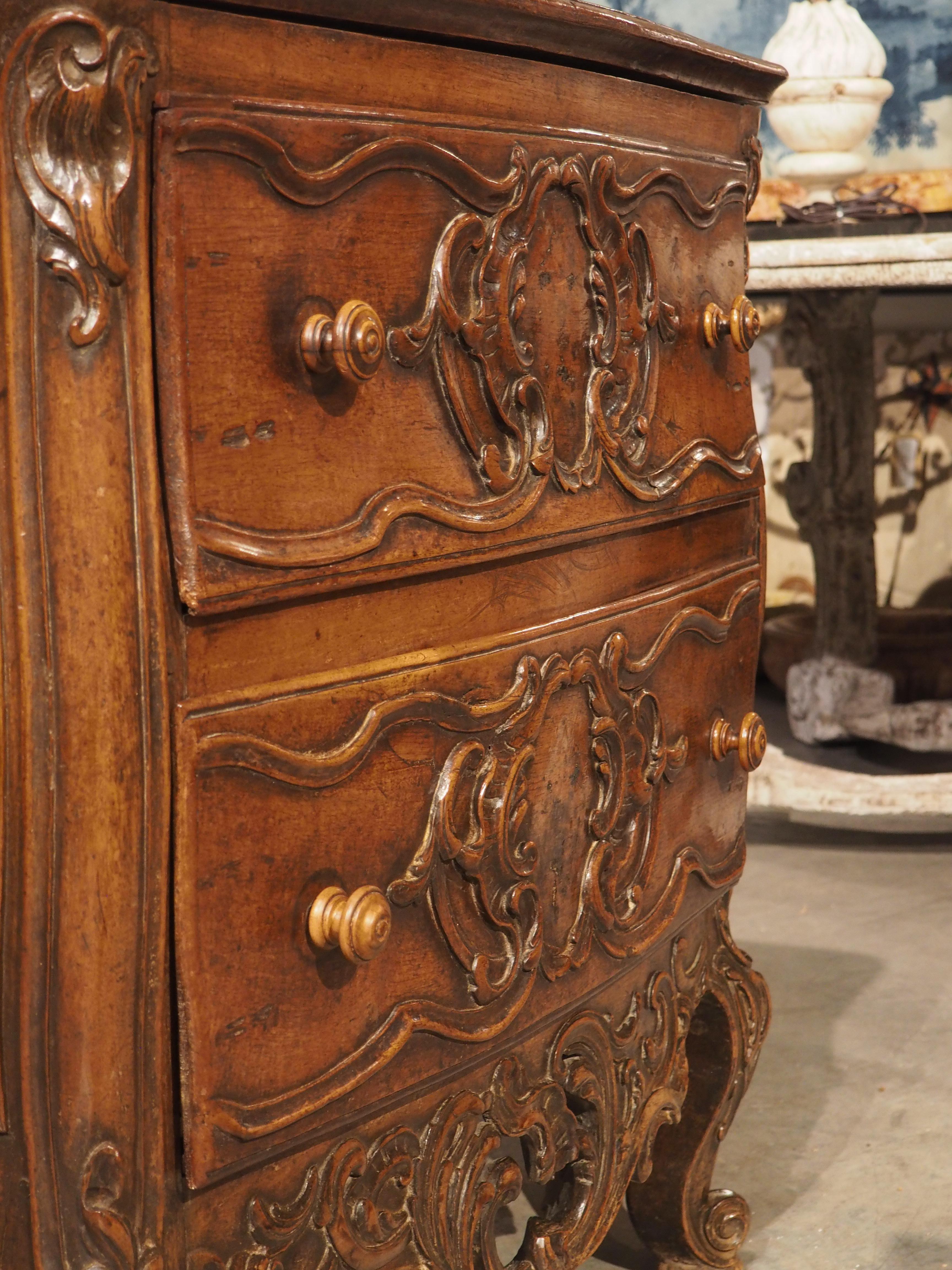 Unusual 18th Century Louis XV Period Walnut Wood Commode from Arles, France For Sale 1
