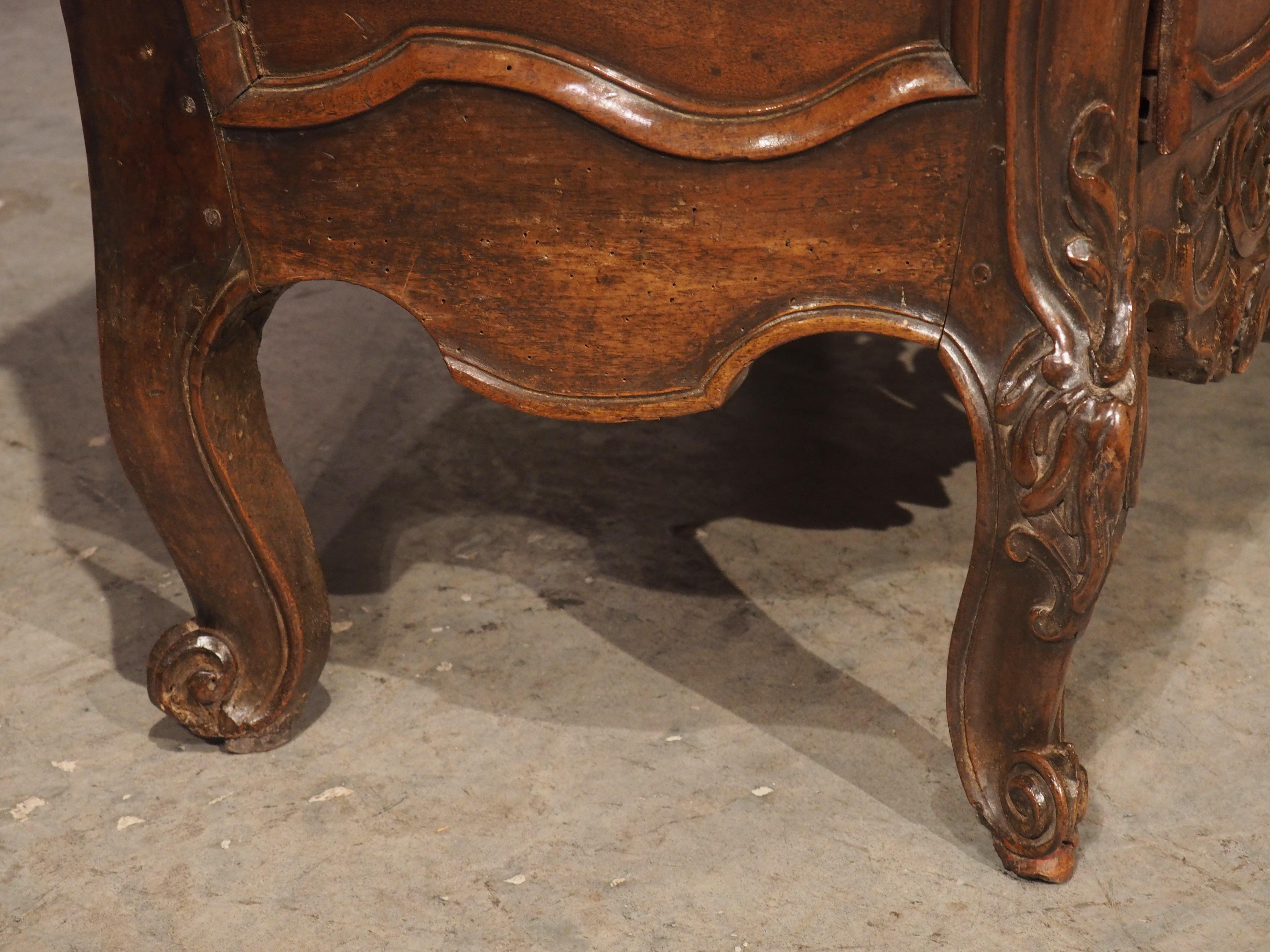 Unusual 18th Century Louis XV Period Walnut Wood Commode from Arles, France For Sale 2