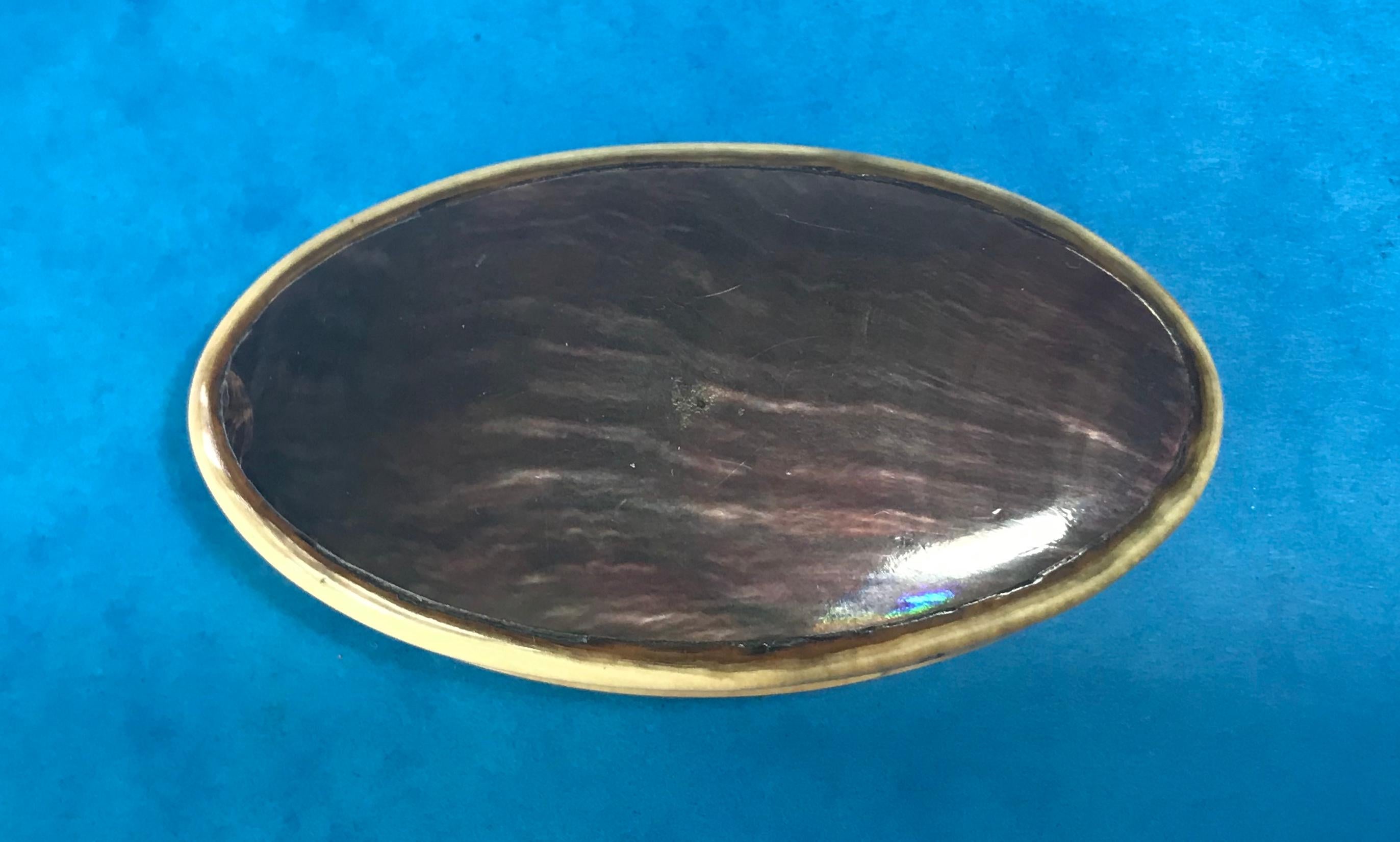 Unusual 18th century snuff box.
The snuff box is a dark shade of mother of pearl and horn around the rim and underneath of the box. It dates back to circa 1750.
The snuff box measures 10 by 6 and stands 2cm high.