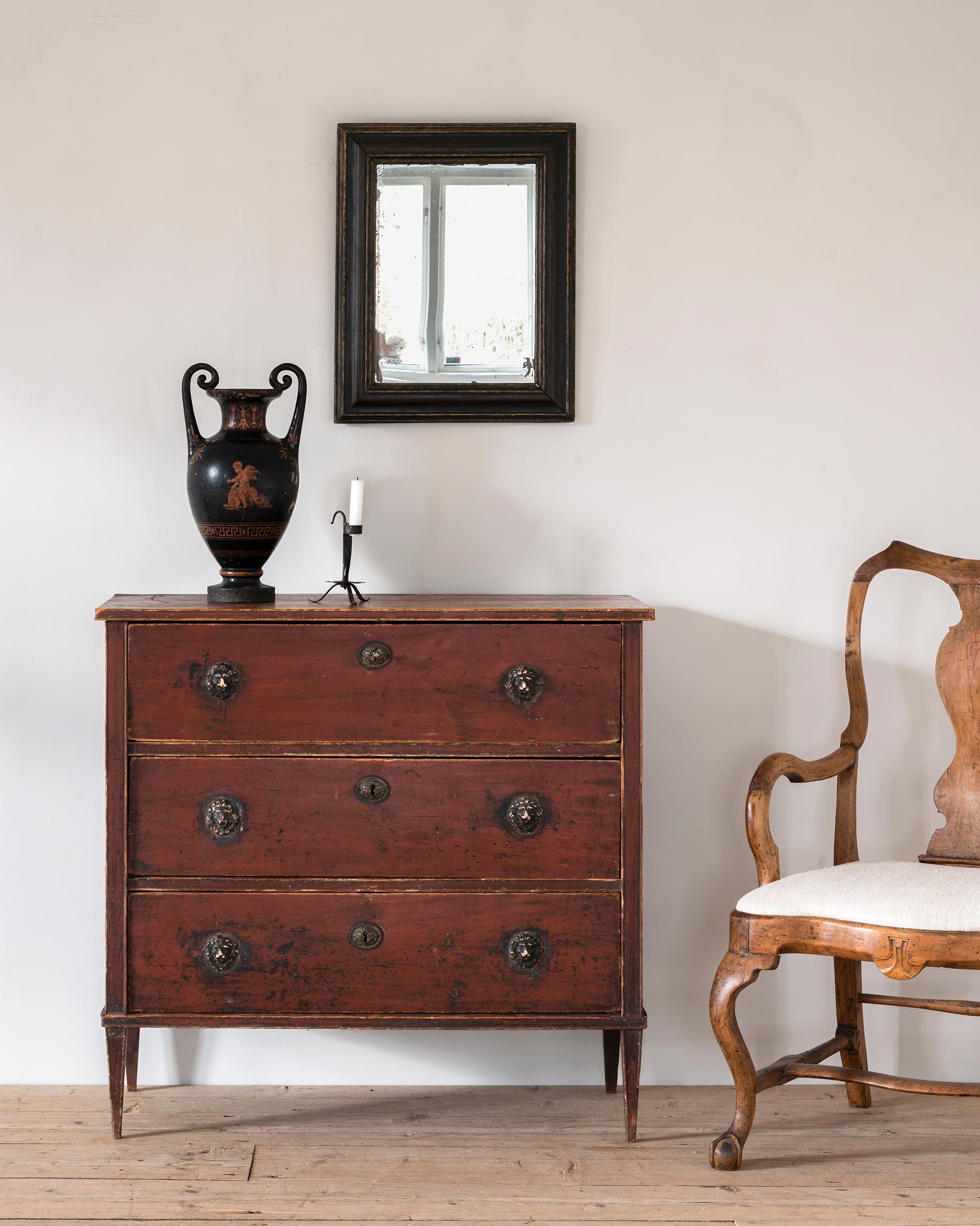 Insolito comò scapolo svedese di epoca gustaviana del XVIII secolo con scrittoio ribaltabile contenente cinque cassetti e uno scomparto. Colore originale con una fantastica patinatura e decorato con sei teste di leone in gesso. Ca 1790 Svezia. 