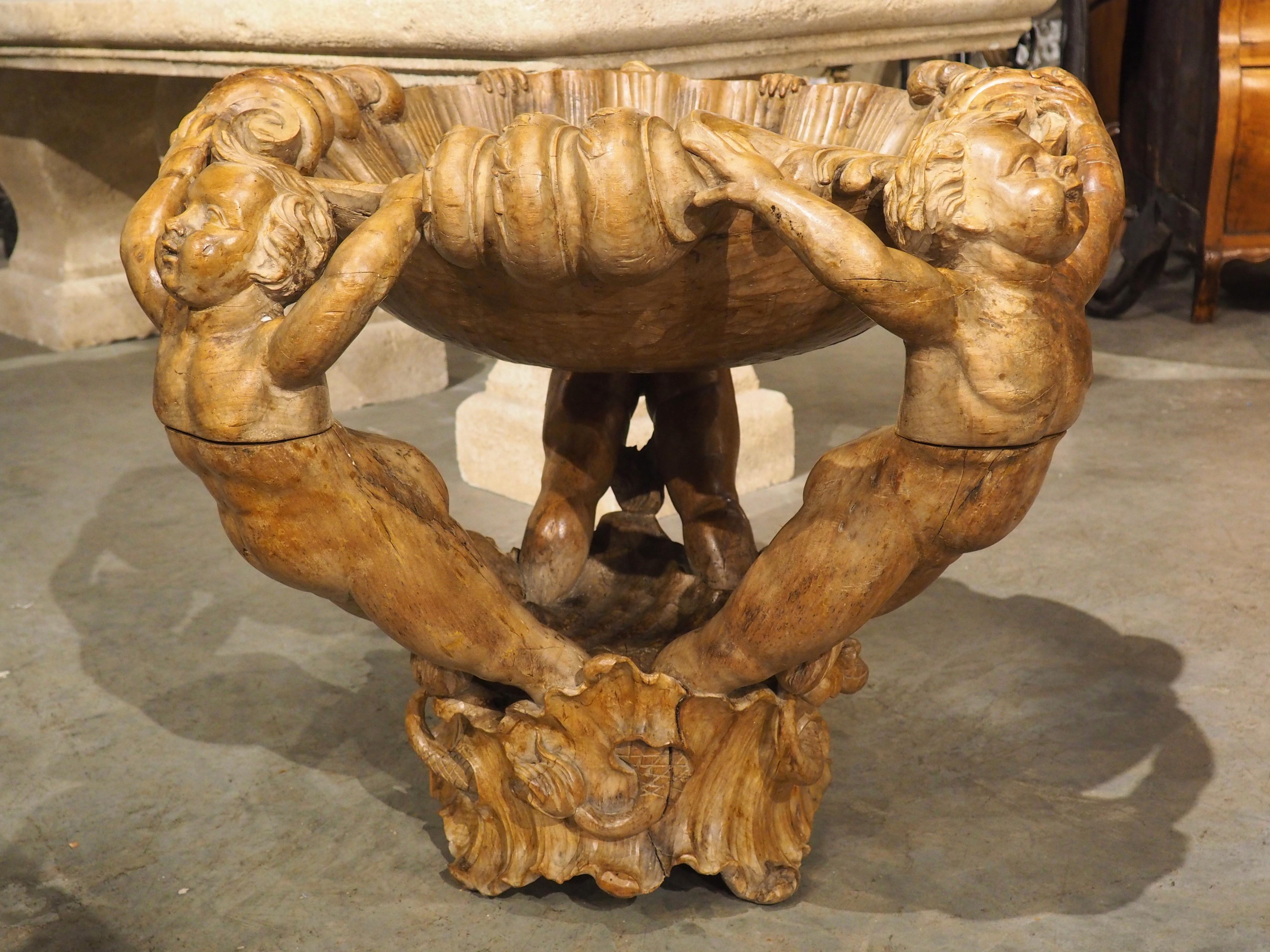 Unusual 18th Century Venetian Center Piece in Carved Walnut Wood, Circa 1780 For Sale 9