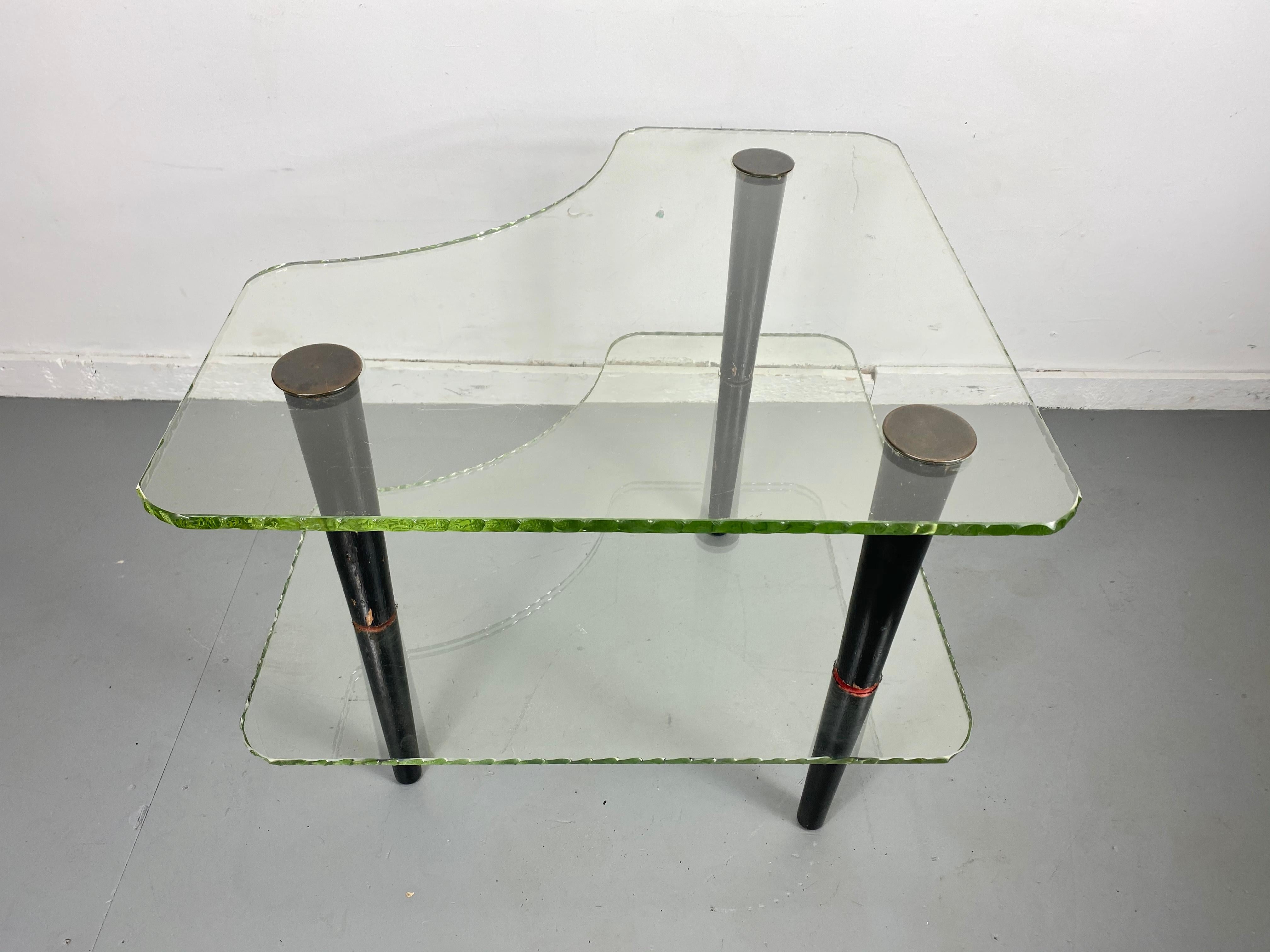 Ungewöhnlicher zweistöckiger Tisch aus „Wasserglas“ aus den 1930er Jahren von Gilbert Rhode für Herman Miller (Lackiert) im Angebot