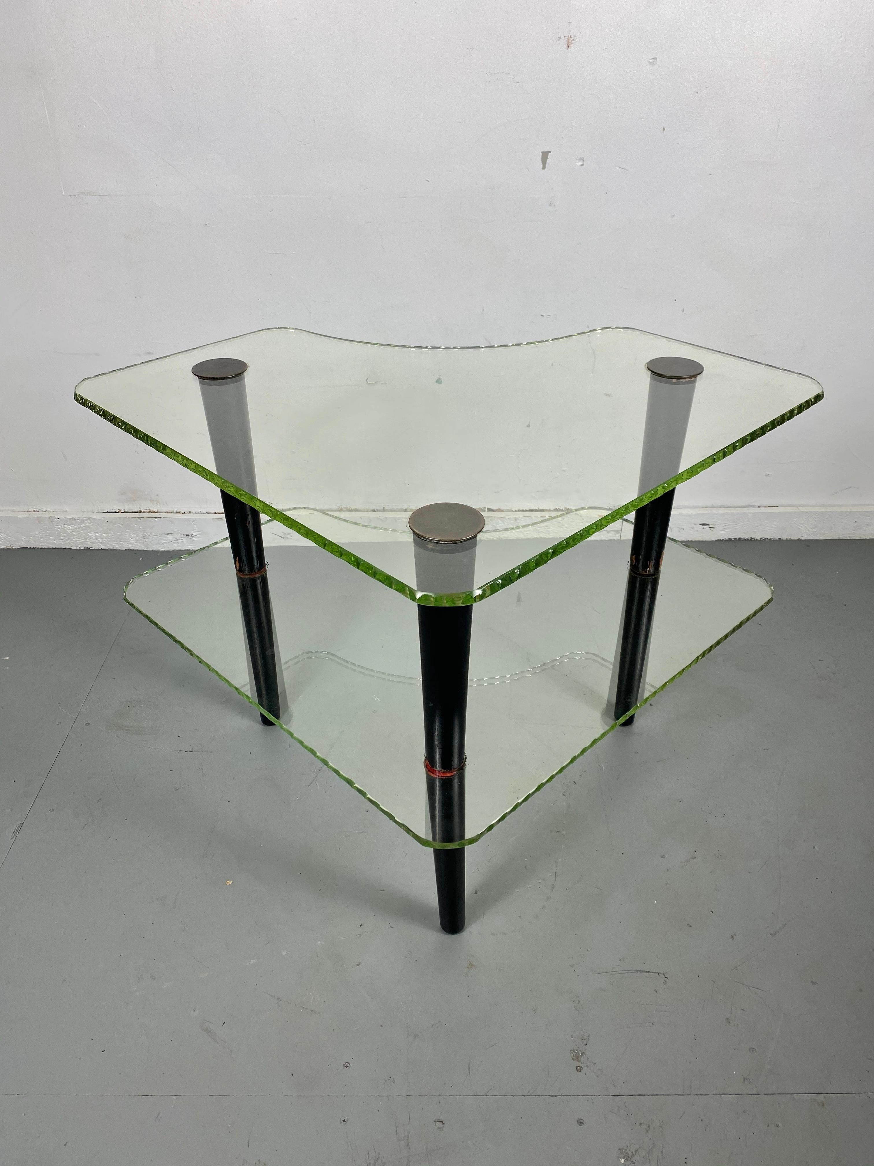 Ungewöhnlicher zweistöckiger Tisch aus „Wasserglas“ aus den 1930er Jahren von Gilbert Rhode für Herman Miller (Geschliffenes Glas) im Angebot