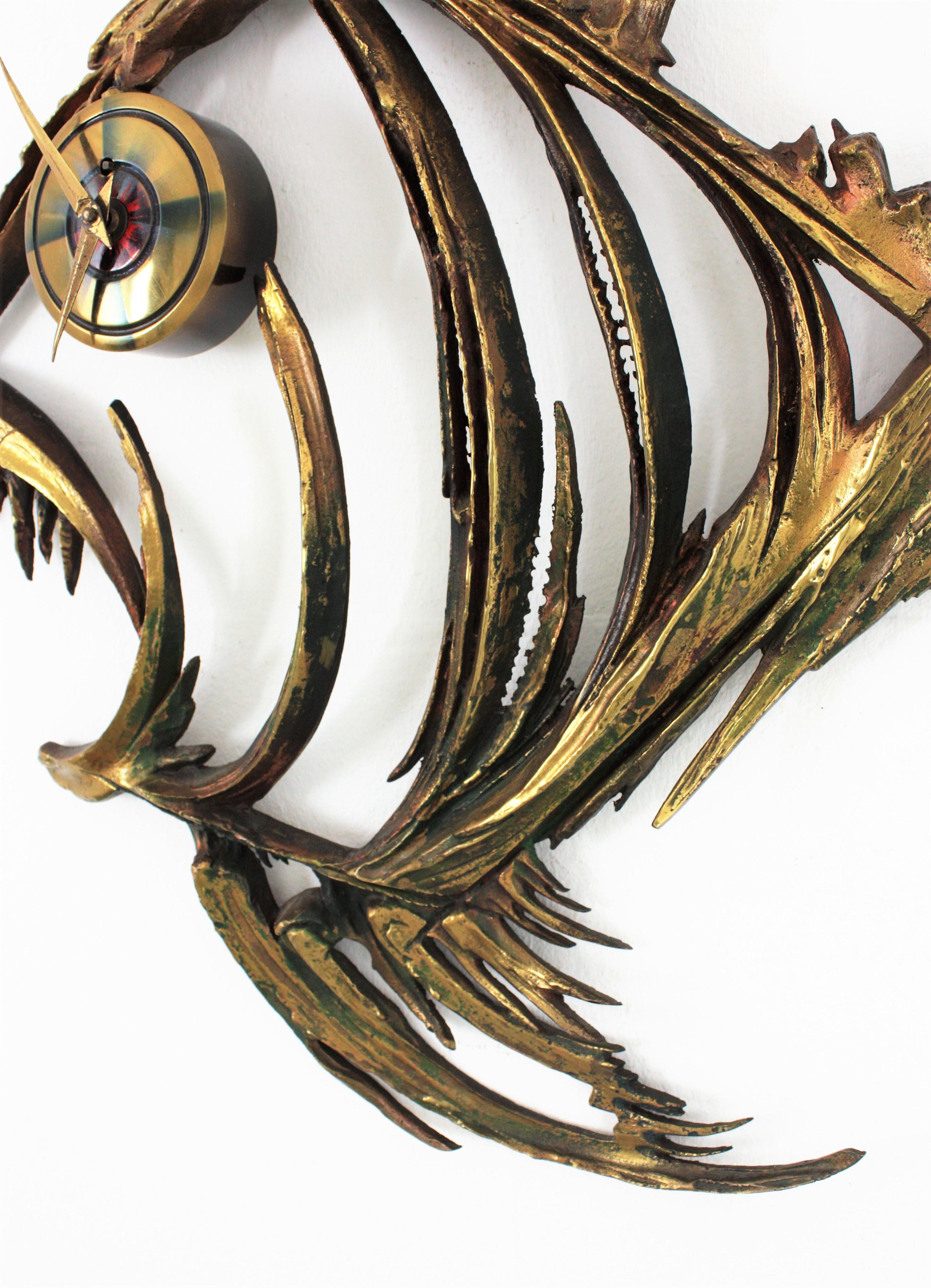 Brutalist Brass & Bronze Piranha Fish Wall Clock Sculpture, France, 1950s In Excellent Condition In Barcelona, ES