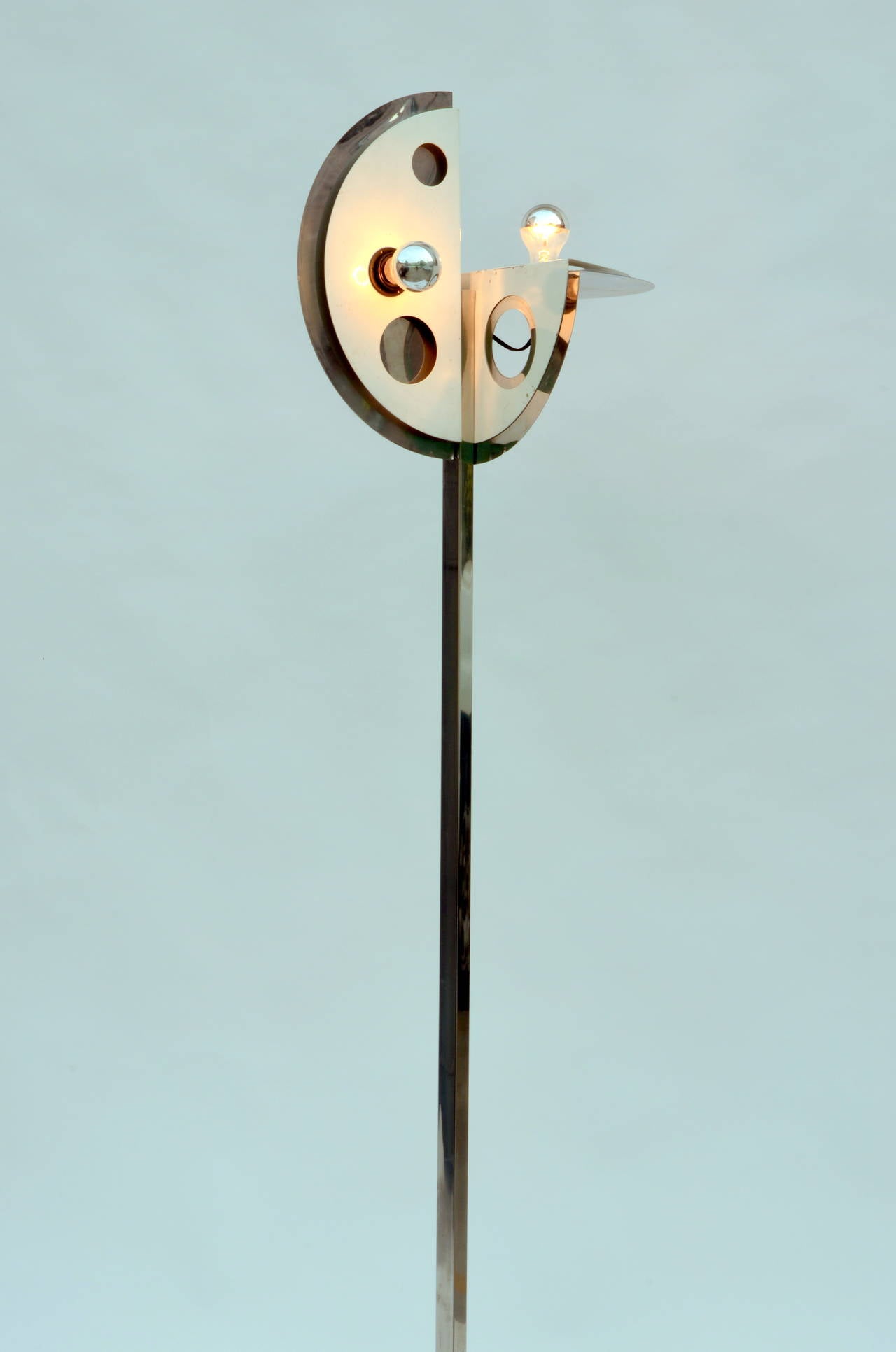 Ungewöhnliche Stehlampe aus den 1970er Jahren im Stil von Yonel Lebovici (Stahl) im Angebot