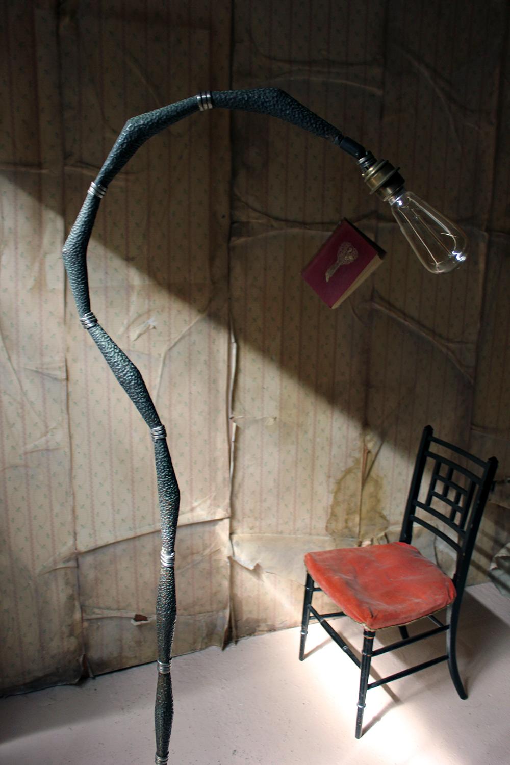 Unusual 1980s Naturalistic Beaten Bronzed Metal Floor Standing Lamp In Excellent Condition For Sale In Bedford, Bedfordshire