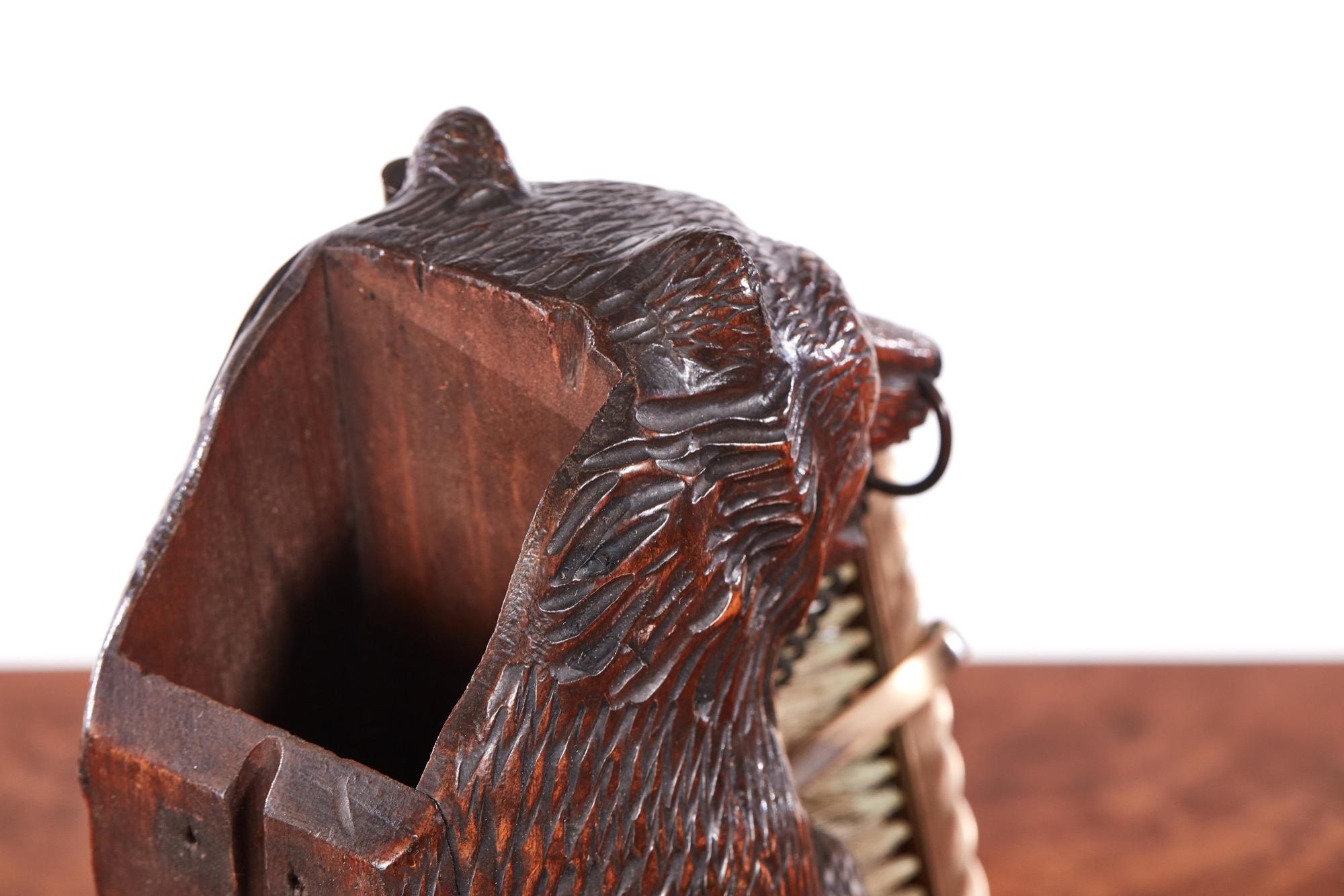 Unusual 19th century antique carved Black Forest Bear with a brass brush and original glass eyes. 

It has a lovely original colour.

Measures: Height : 24 cm
Width : 9 cm
Depth : 14 cm
1860.

  