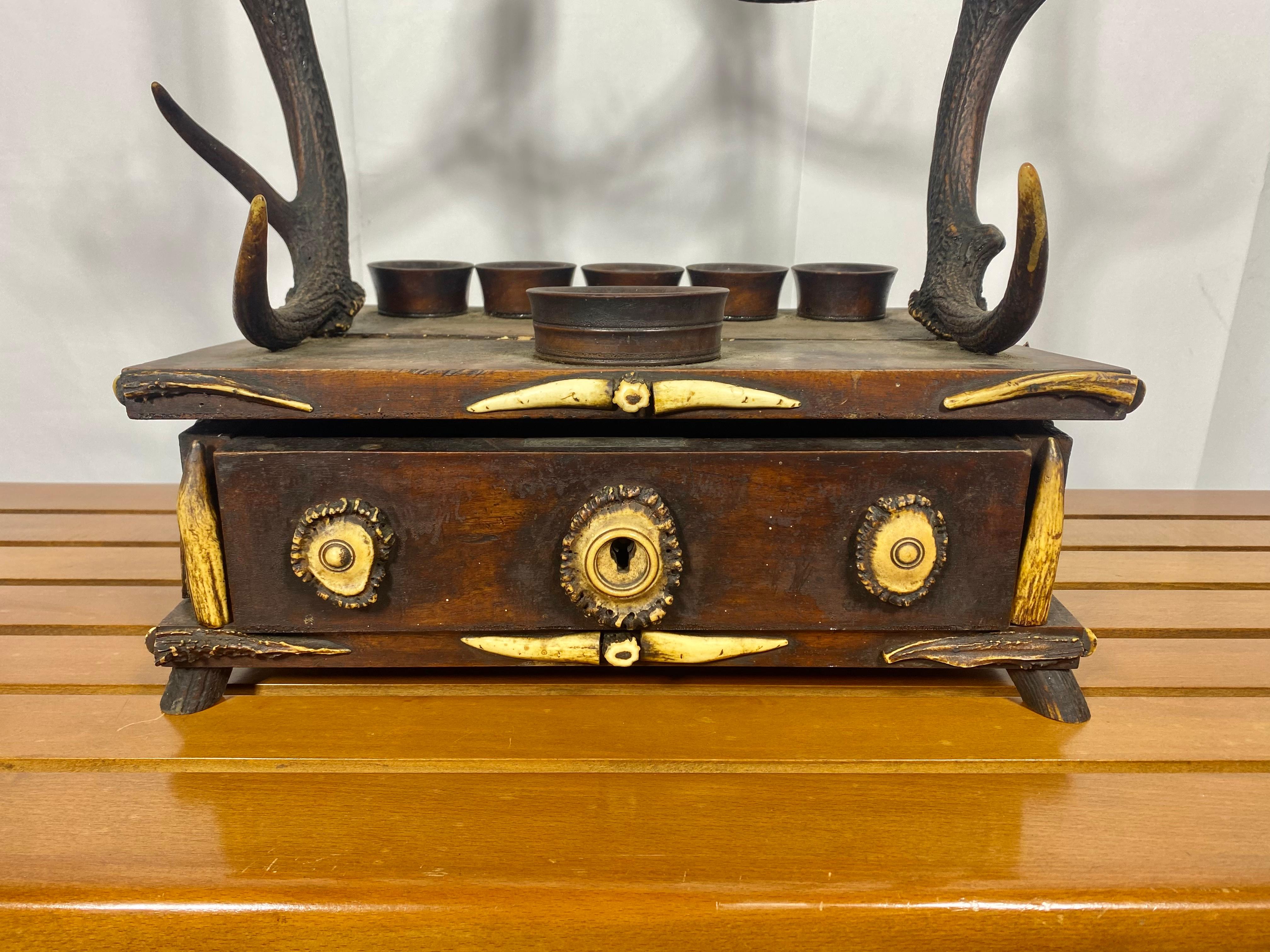 Horn Unusual 19th Century Antler horn / oak German Valet, box . Weidmanns Heil For Sale