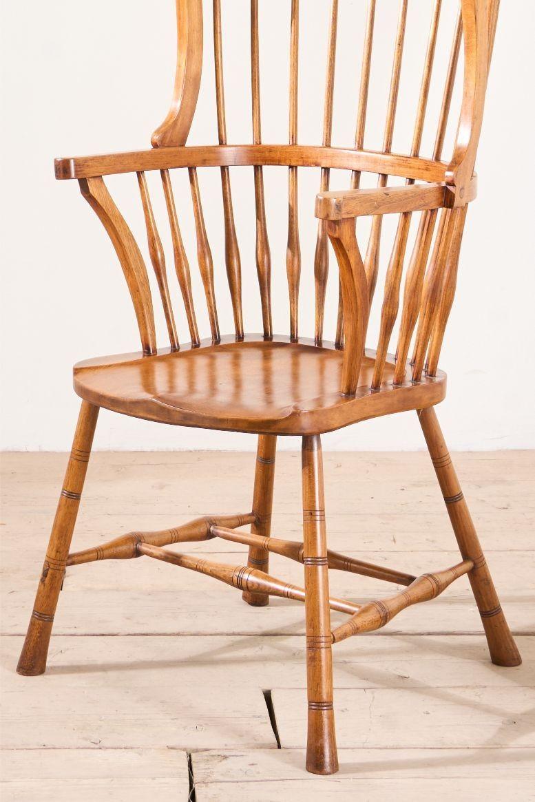 Se trata de una silla Windsor Arts and Crafts de llamativo diseño, con una inusual forma de respaldo. Las proporciones están muy cuidadas y la pátina de la madera es magnífica. La elegancia del diseño se prolonga hasta las patas y el bastidor de