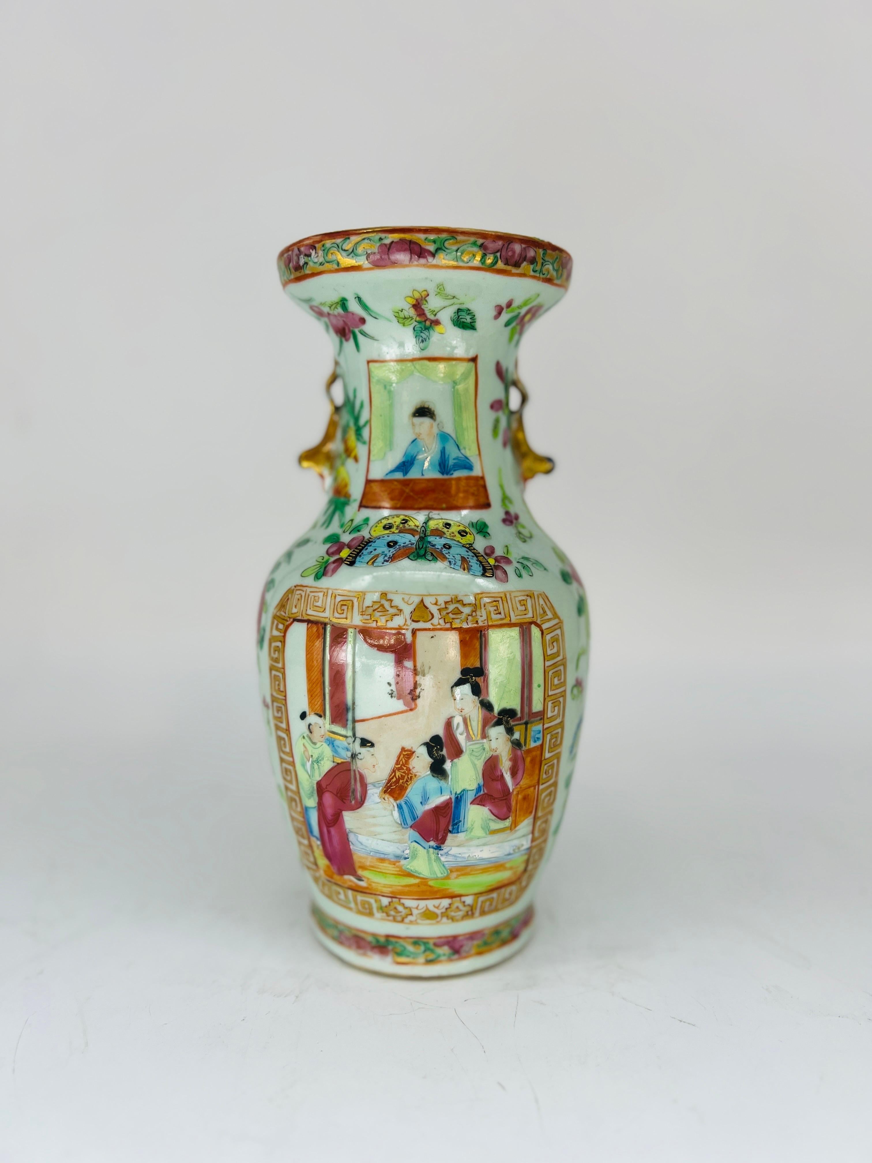 Chinois, 19e siècle.

Voici un vase chinois très inhabituel de forme traditionnelle, à glaçure céladon sur le corps et décoré du populaire motif de médaillon de la famille rose. L'un des côtés est orné d'une fenêtre représentant un vieillard figuré
