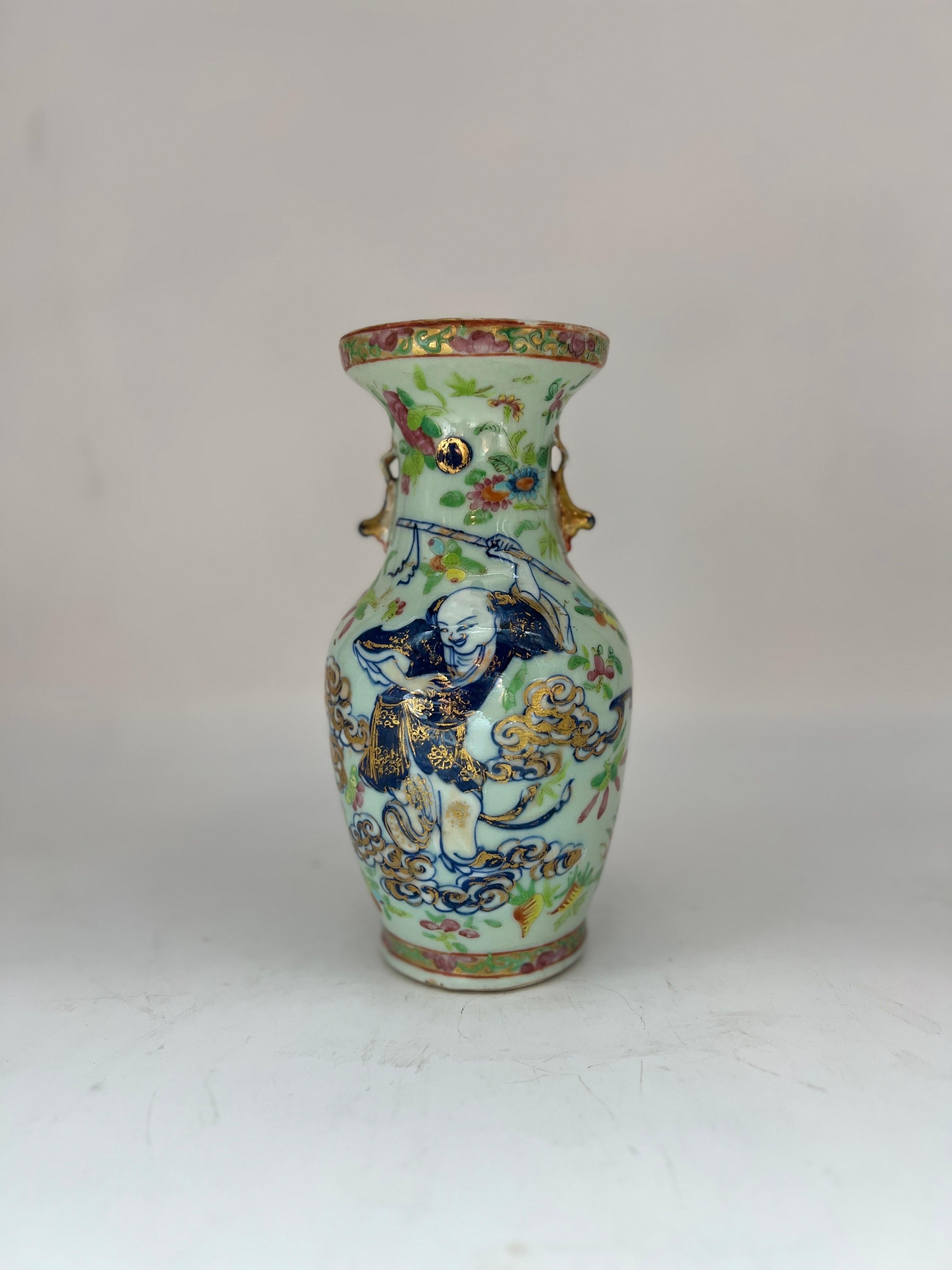 Chinois Insolite vase chinois du 19ème siècle à base en céladon avec médaillon de la famille rose en vente