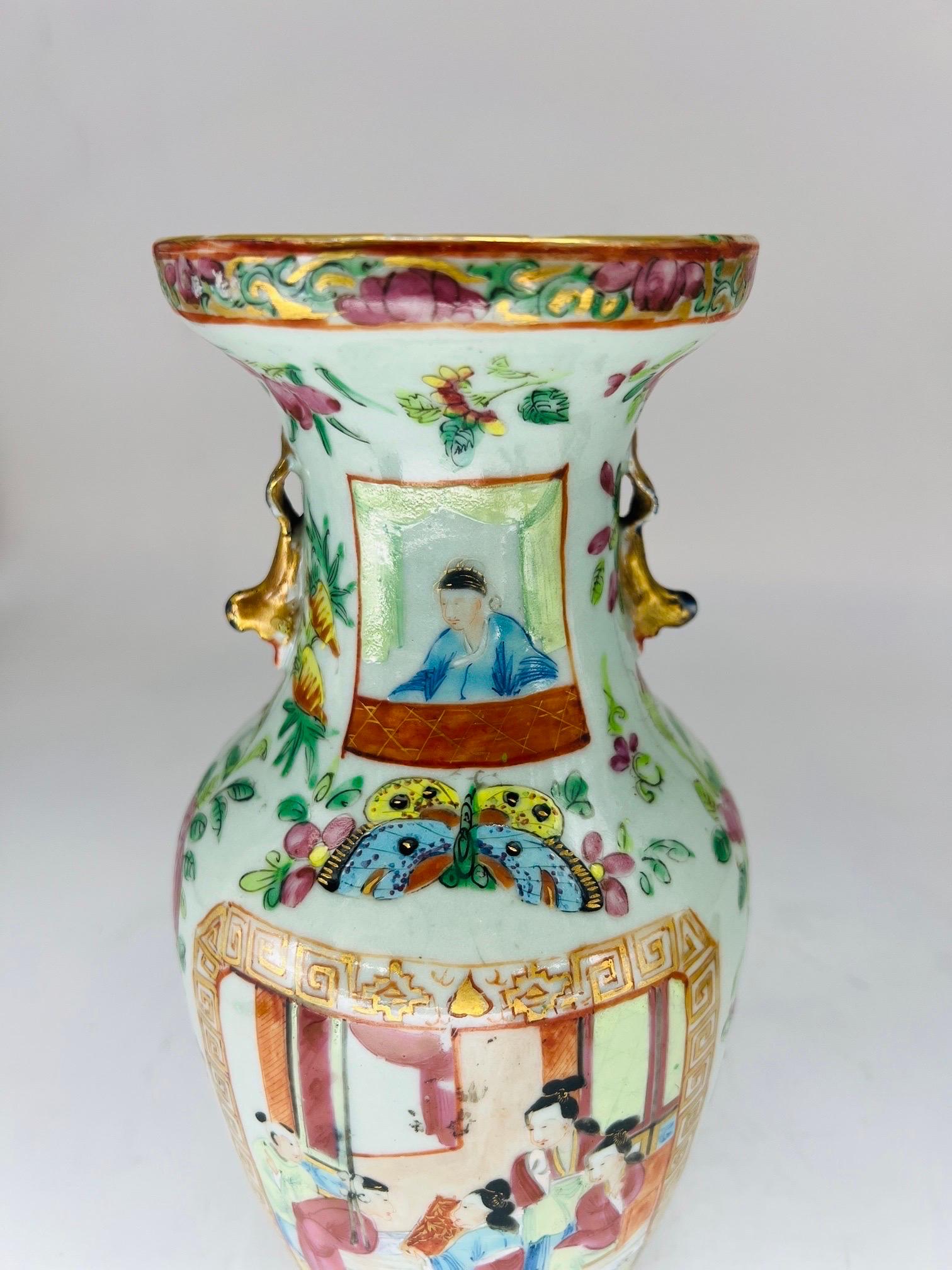 Émail Insolite vase chinois du 19ème siècle à base en céladon avec médaillon de la famille rose en vente