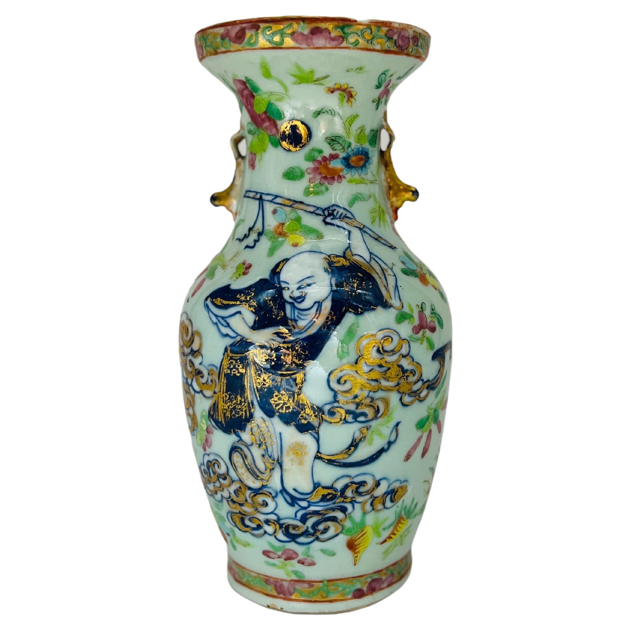 Insolite vase chinois du 19ème siècle à base en céladon avec médaillon de la famille rose