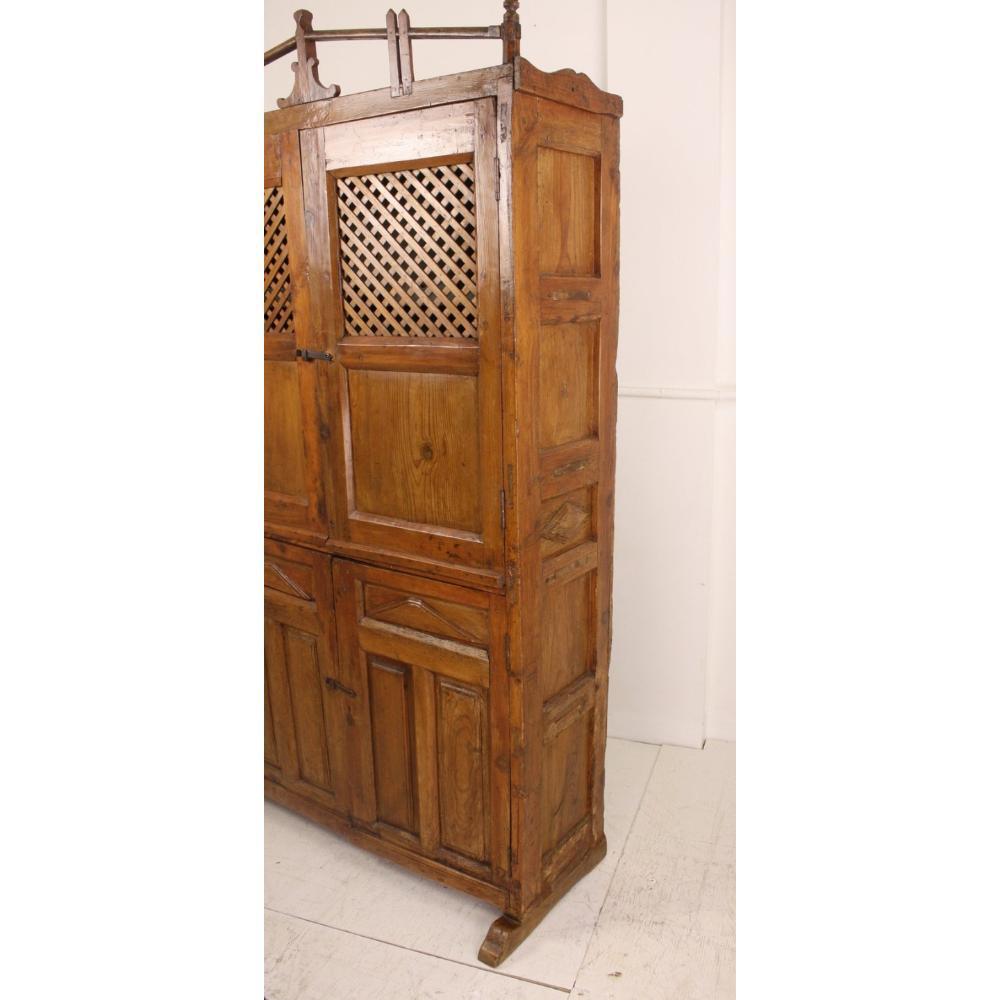 Fabriquée dans les Pyrénées vers 1840, cette rare armoire à provisions de style provincial français est un exemple extraordinaire d'élégance rustique avec des influences basques et espagnoles distinctes. Fabriquée en pin richement vieilli avec une
