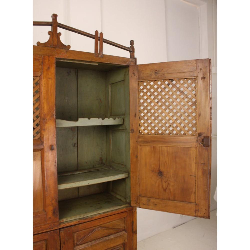 Sculpté Insolite armoire à provisions provinciale française du 19e siècle provenant du Pays basque en vente