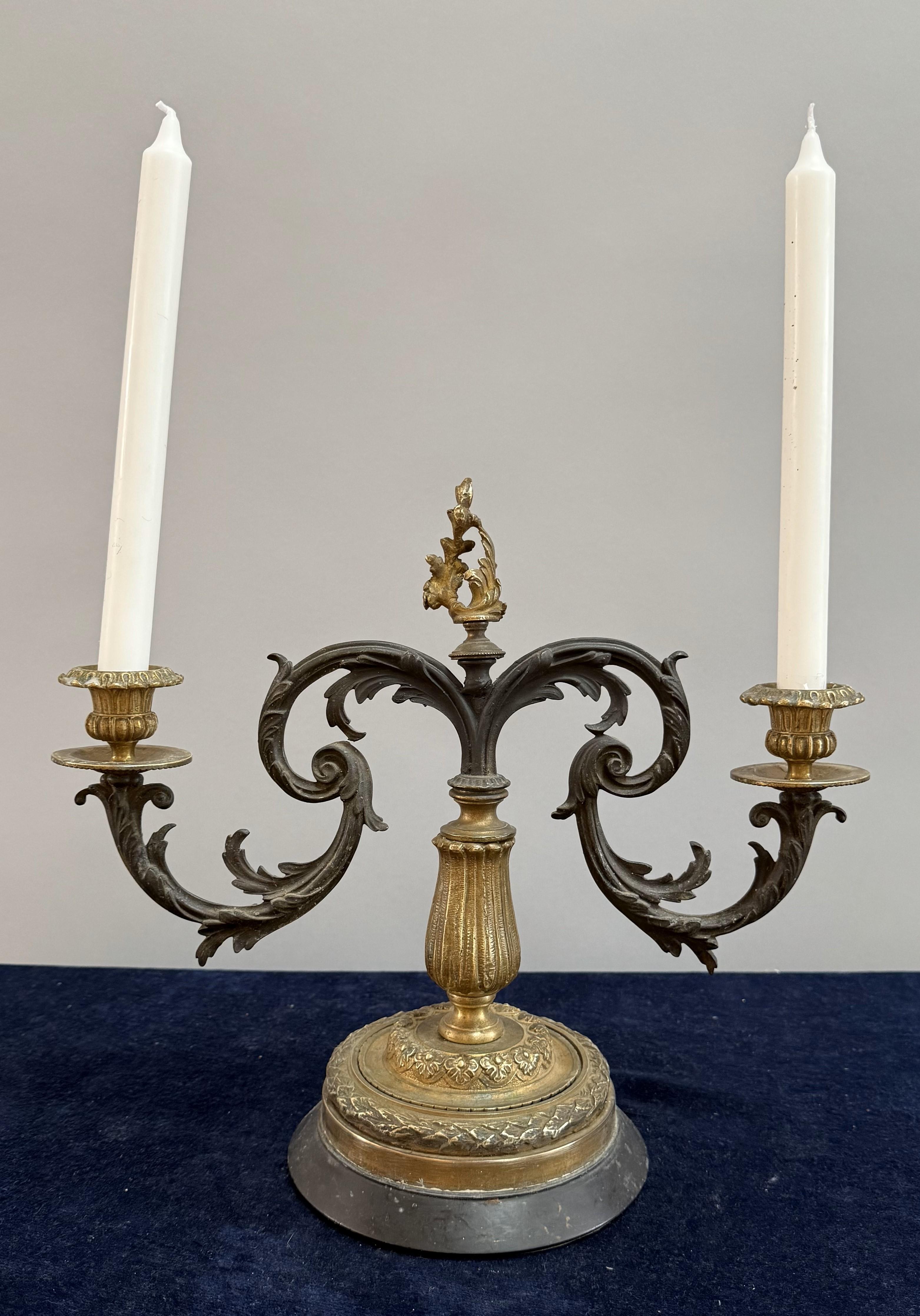 Français Insolite candélabre à deux lumières de style Louis XV du 19ème siècle en vente