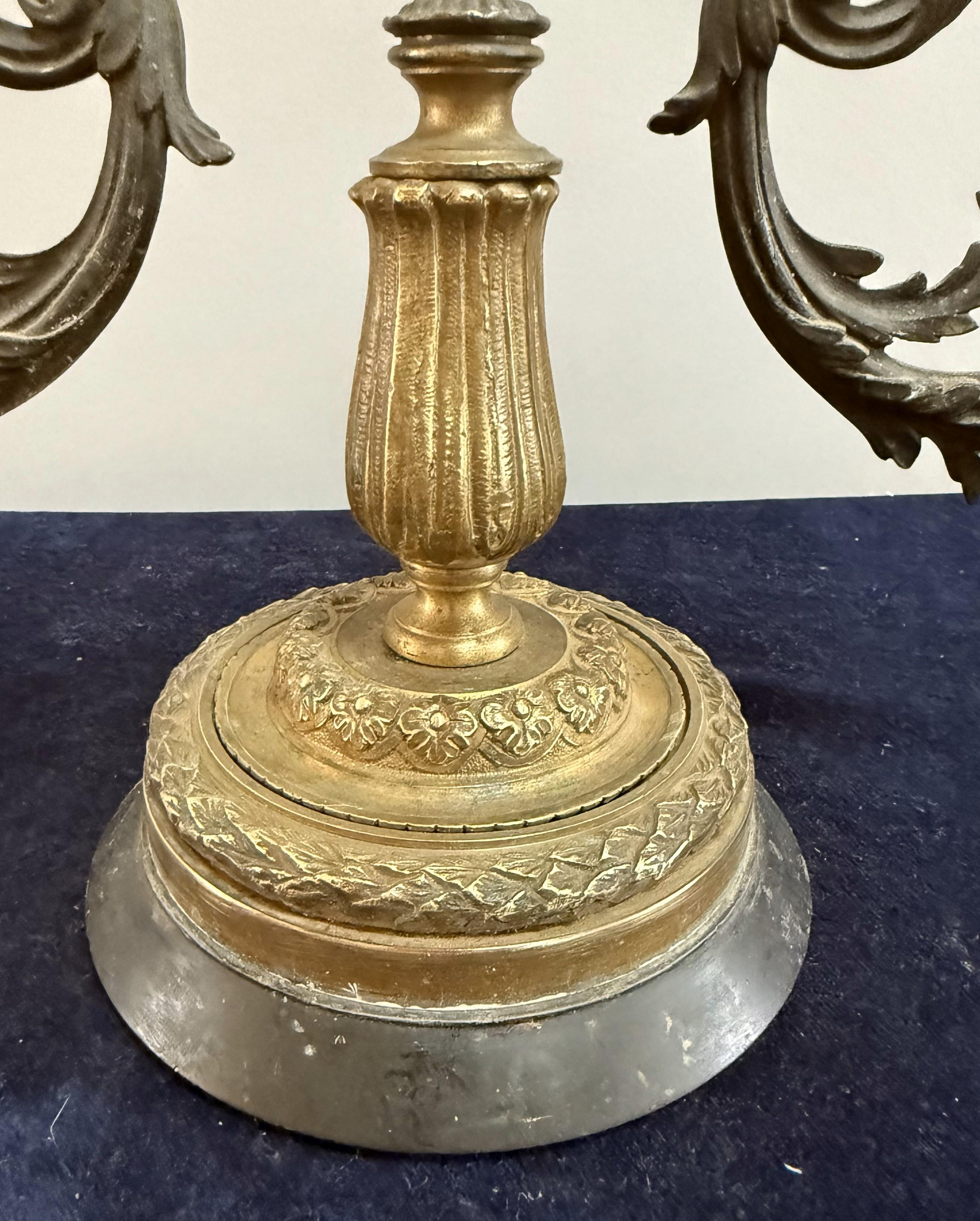 Doré Insolite candélabre à deux lumières de style Louis XV du 19ème siècle en vente