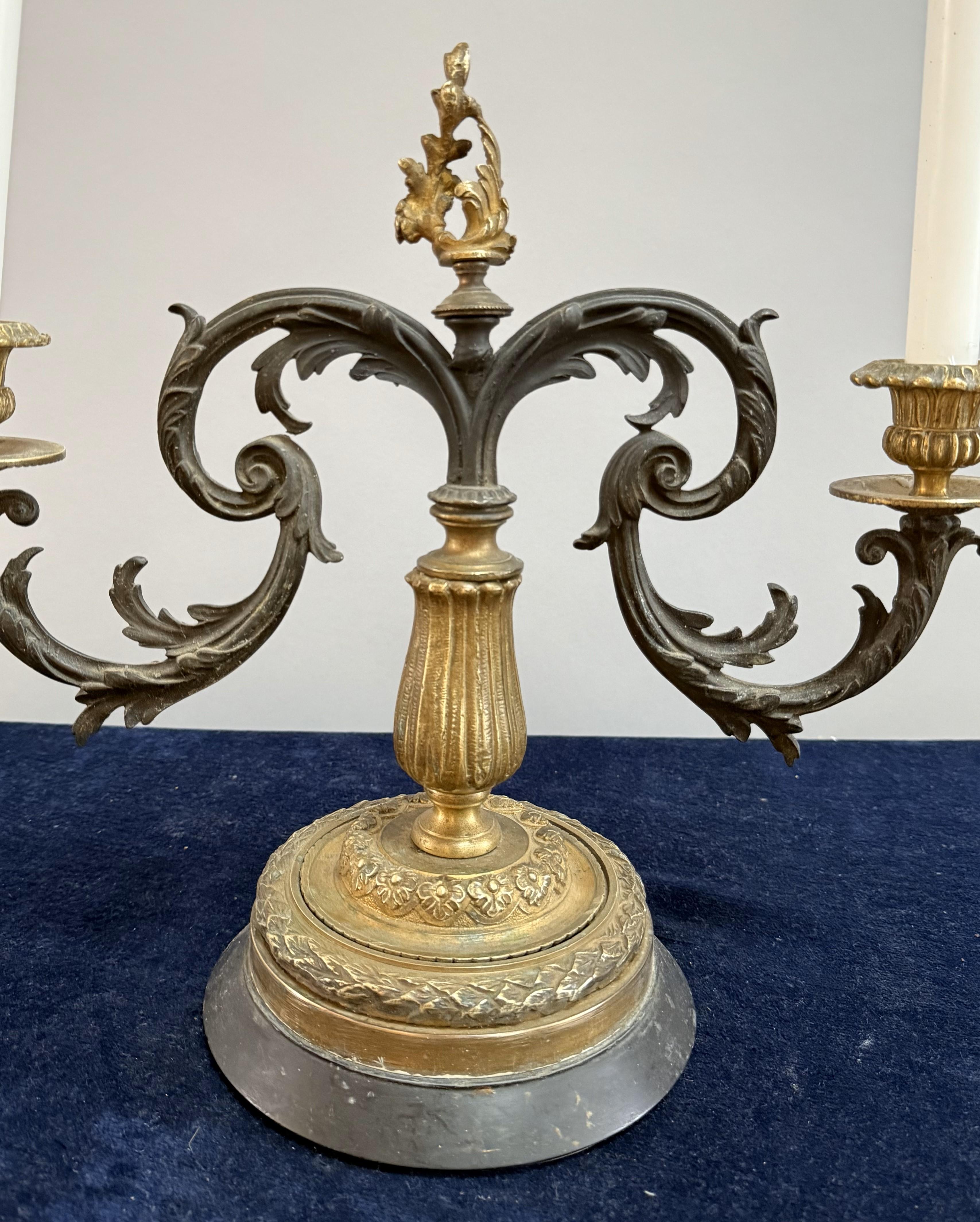 Insolite candélabre à deux lumières de style Louis XV du 19ème siècle Excellent état - En vente à Middleburg, VA