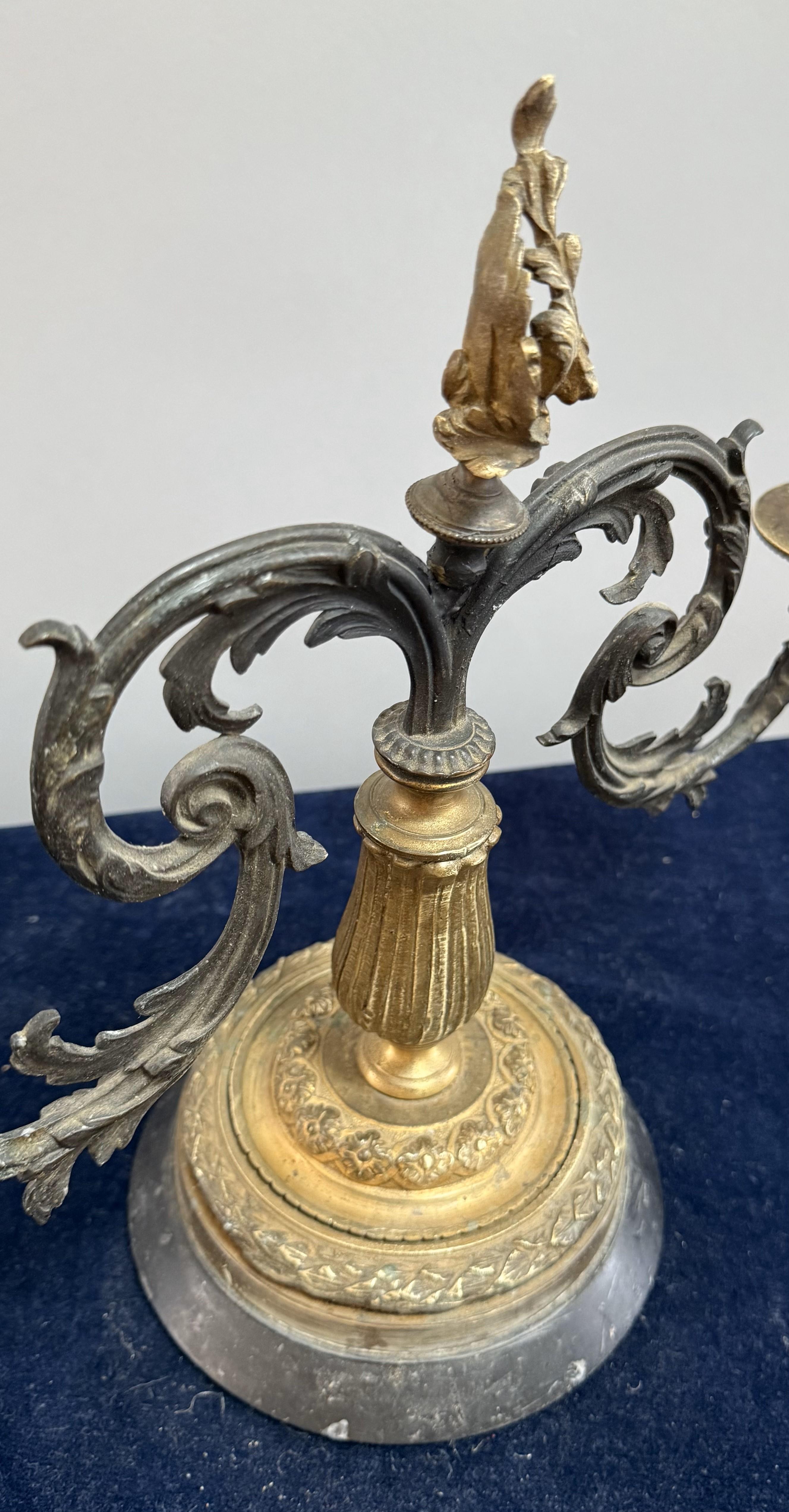 Métal Insolite candélabre à deux lumières de style Louis XV du 19ème siècle en vente