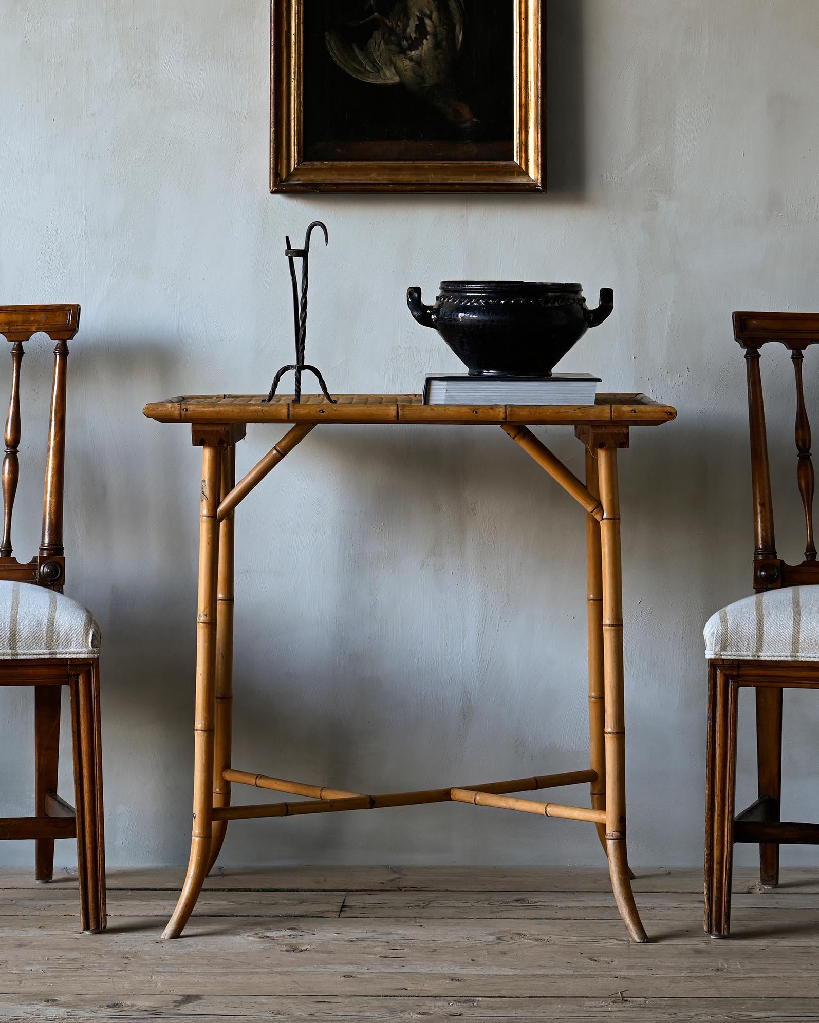 Ungewöhnlicher schwedischer Tisch aus Bambusimitat aus dem 19. Jahrhundert in gutem Zustand und mit einer geflochtenen dünnen Schilfplatte. Um 1890 - 1900, Schweden.