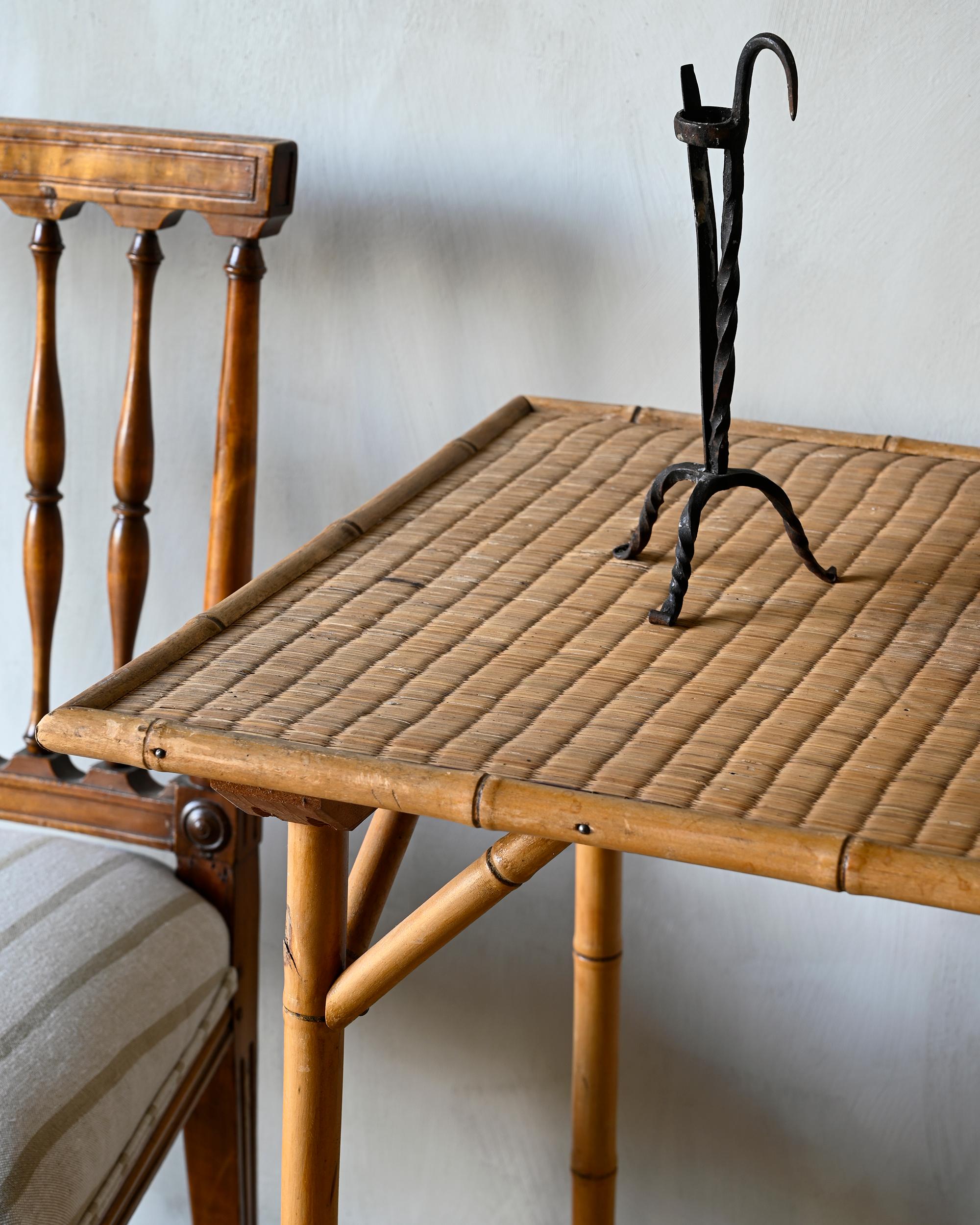 Table suédoise inhabituelle en faux bambou du 19ème siècle Bon état - En vente à Mjöhult, SE