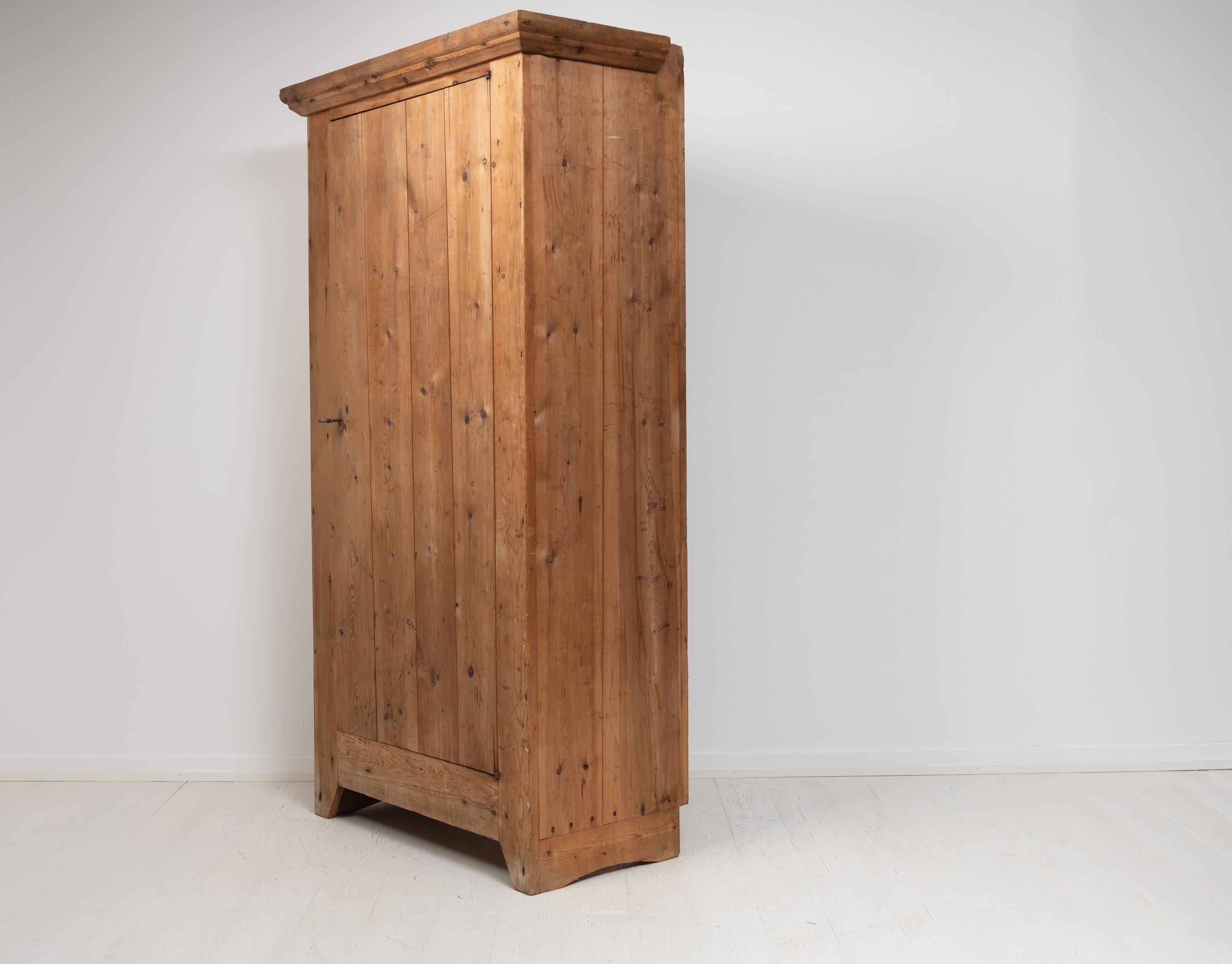 Unusual 19th Century Swedish Hand-Made Pine Cabinet In Good Condition For Sale In Kramfors, SE