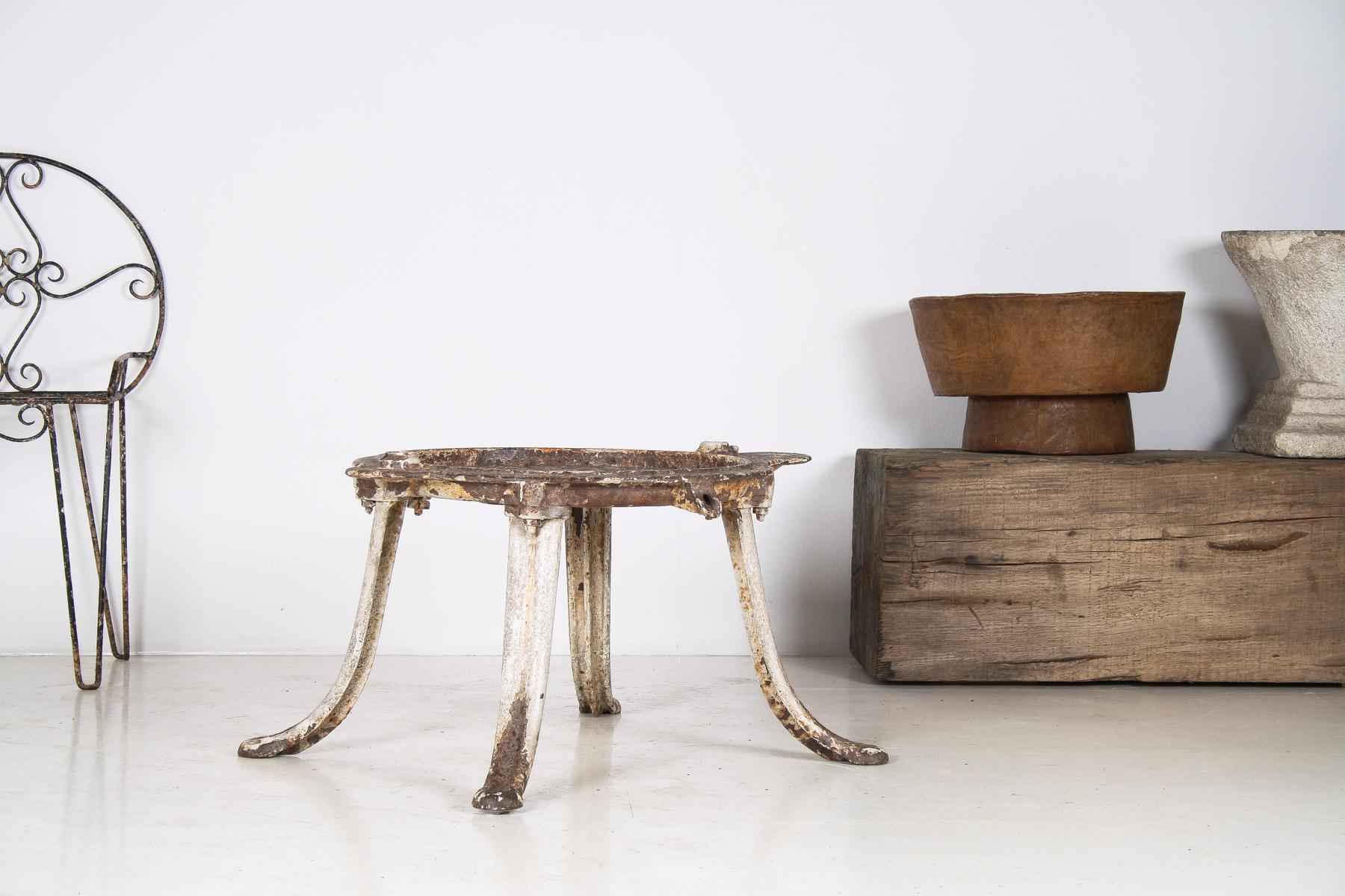 Une base de table de presse à fromage inhabituelle en fonte, extrêmement bien construite avec de lourds pieds évasés et un plateau rainuré avec un trou d'évacuation.
Probablement d'origine française et très décoratif.
Une merveilleuse décoration