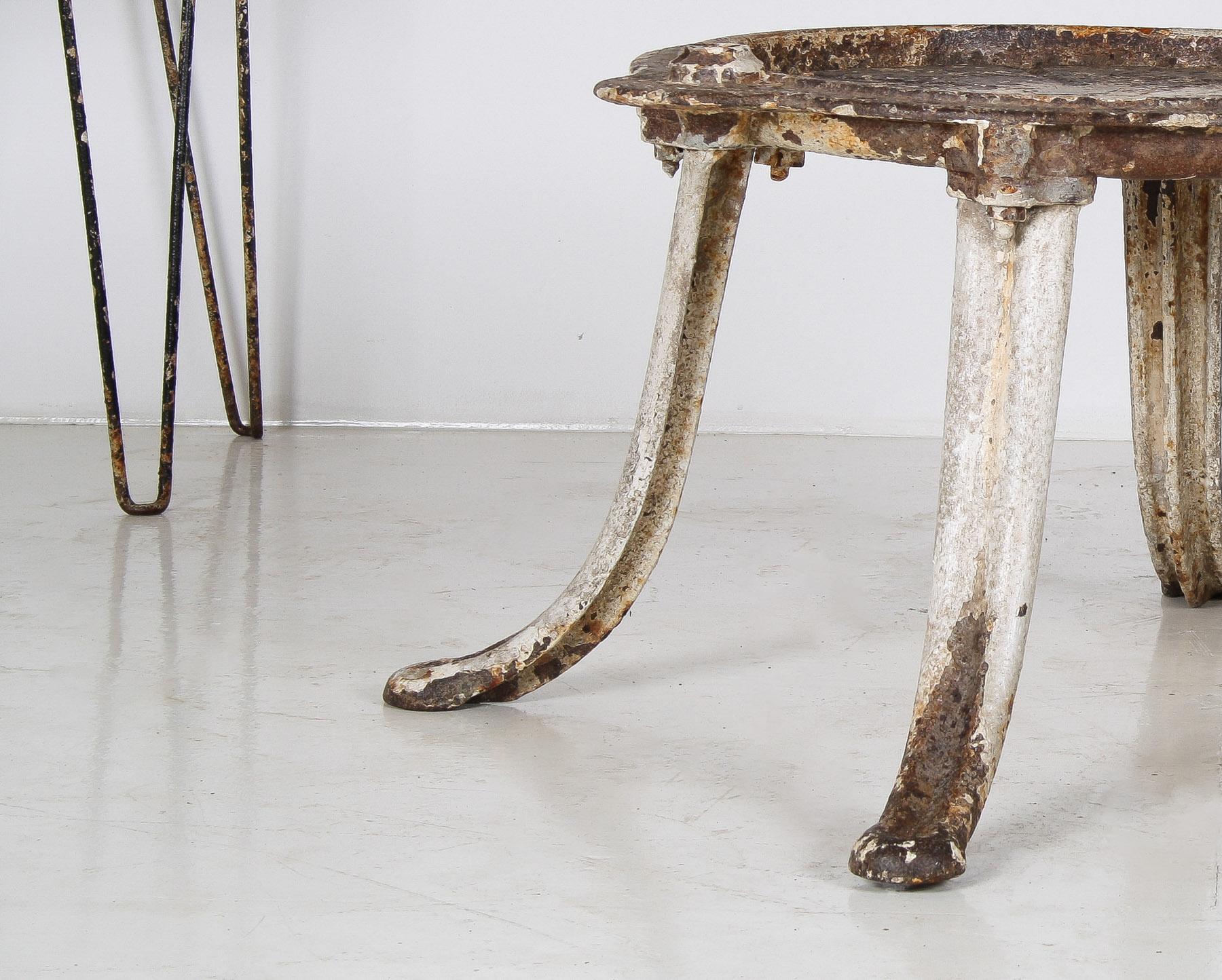 Moulage Insolite Table d'appoint en fonte de jardin victorienne du 19ème siècle Pot Stand en vente