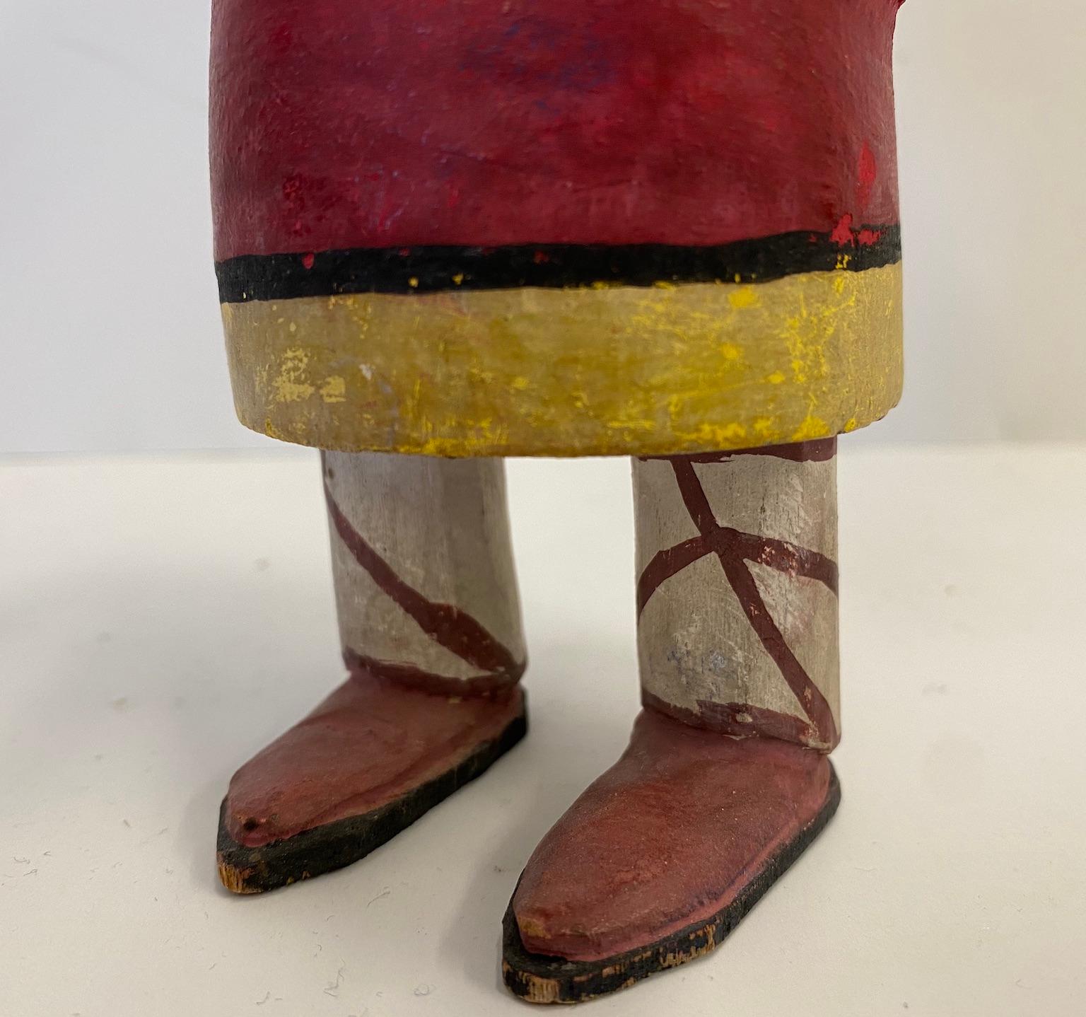 Ungewöhnliche Kachina-Puppe im Stil des 20. Jahrhunderts:: eine Navajo-Figur mit großen Händen (Holz) im Angebot