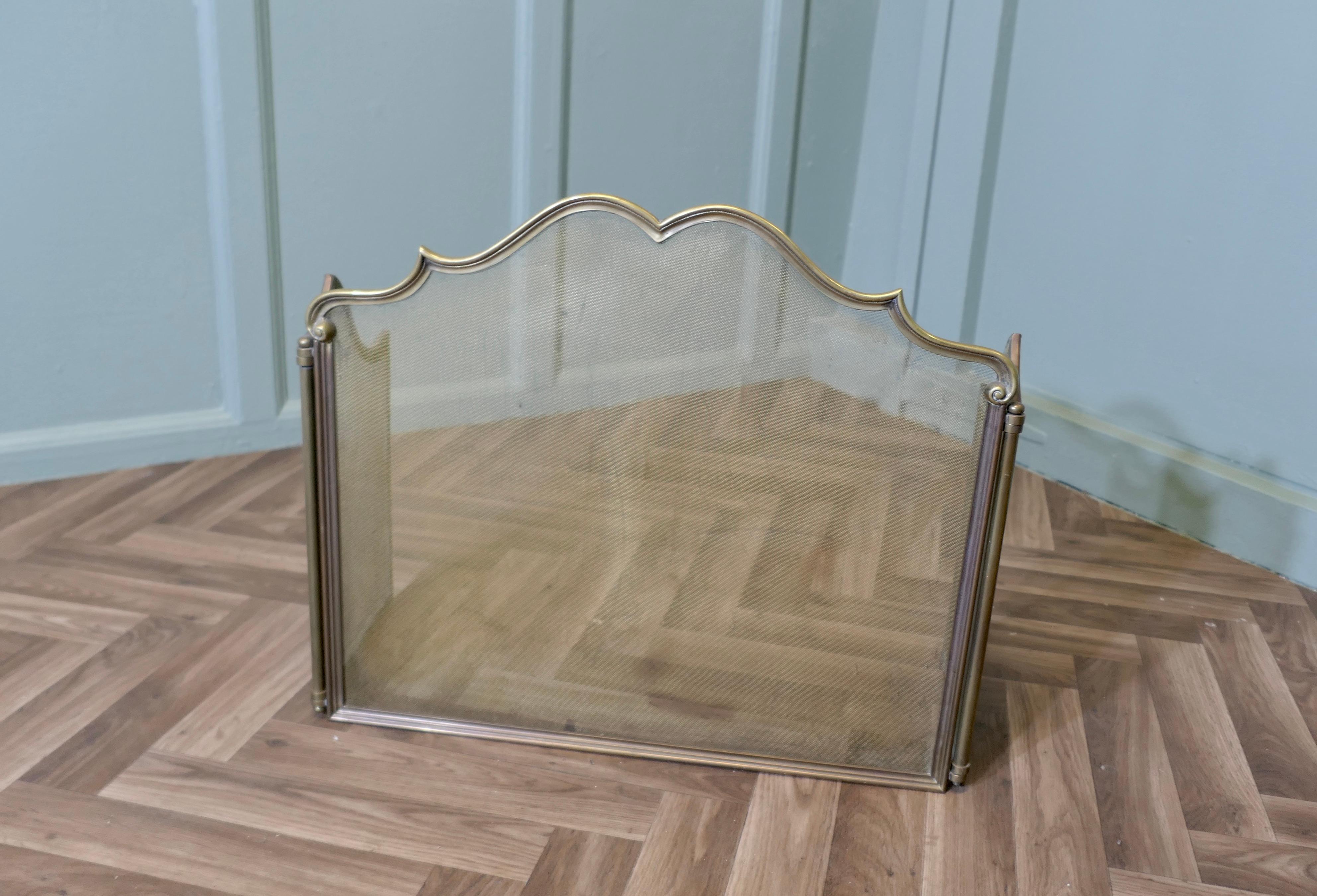 Arts and Crafts Insolito parafuoco francese a 3 Foldes in ottone in vendita