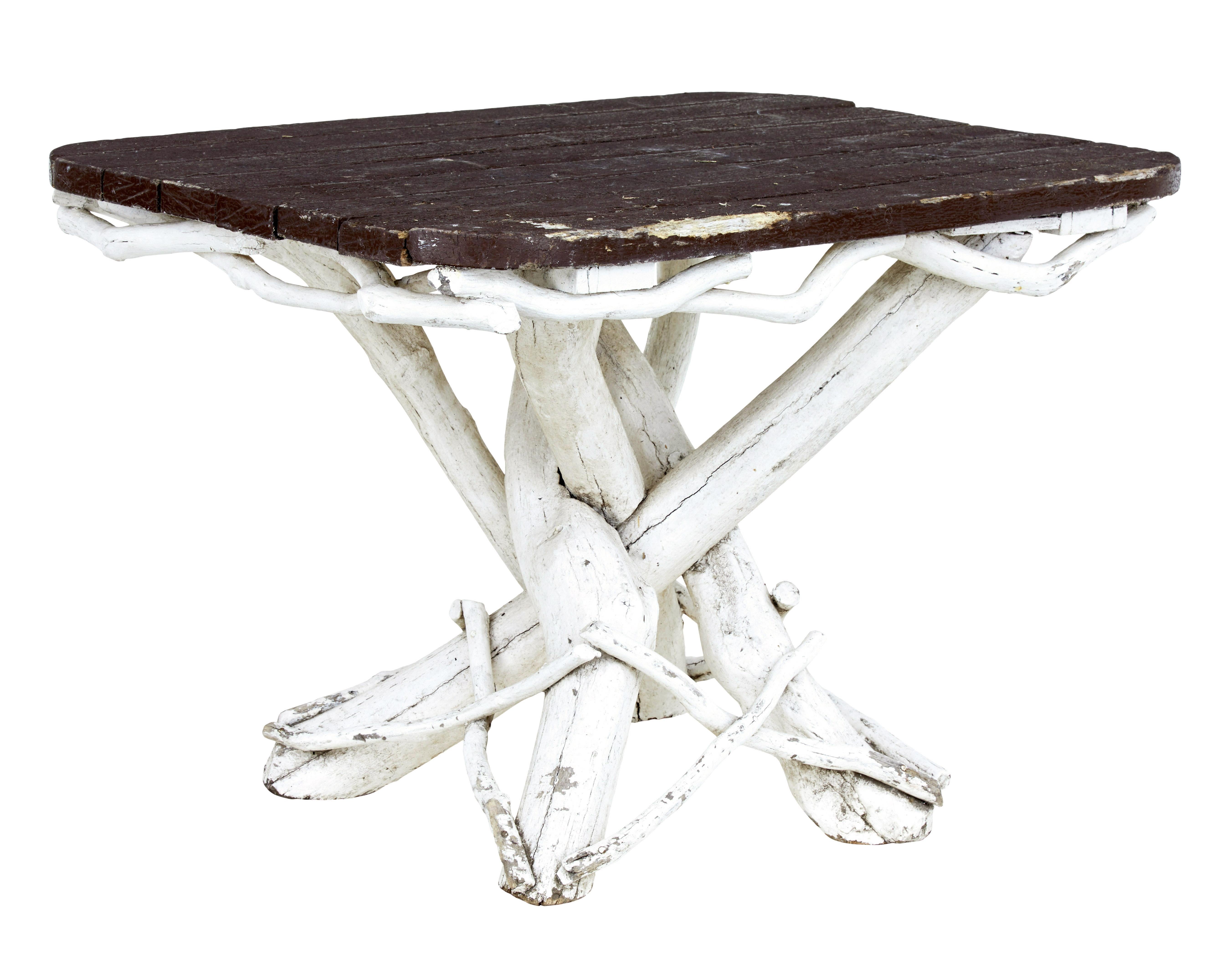 Ungewöhnliches 5-teiliges Garten-Set aus bemaltem Naturholz um 1940.

Rustikale schwedische Holzarbeit, bei der Äste zu Möbeln verarbeitet wurden.  Das Set besteht aus einem Tisch, einem Sofa, 2 Sesseln und einem Hocker.

Tisch mit überkreuzten