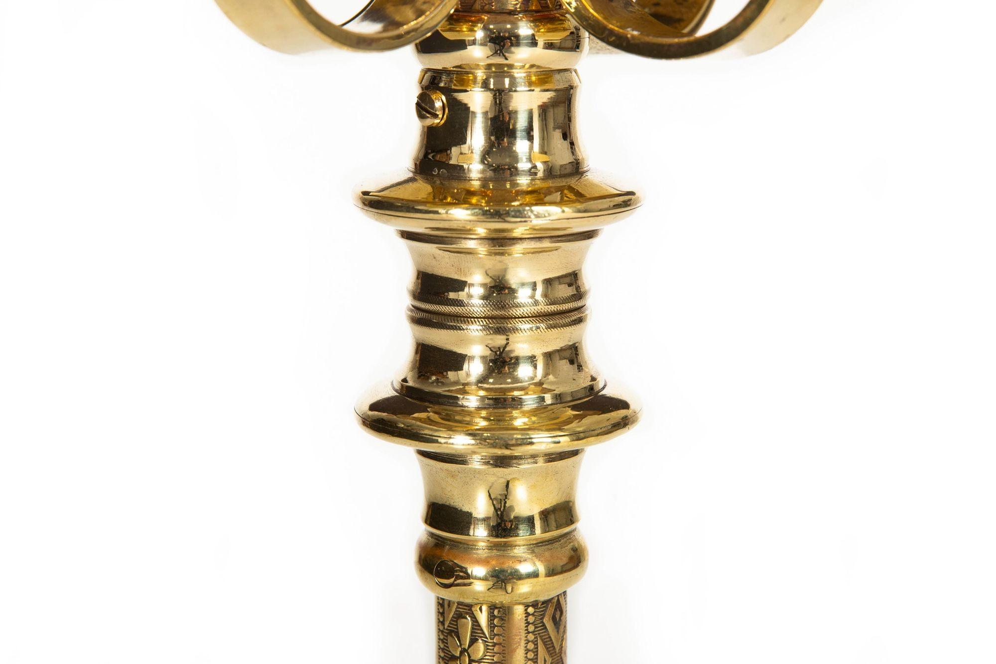 Insolite table d'appoint Aesthetic Movement en laiton antique et carreaux de faïence ca. 1900 en vente 3