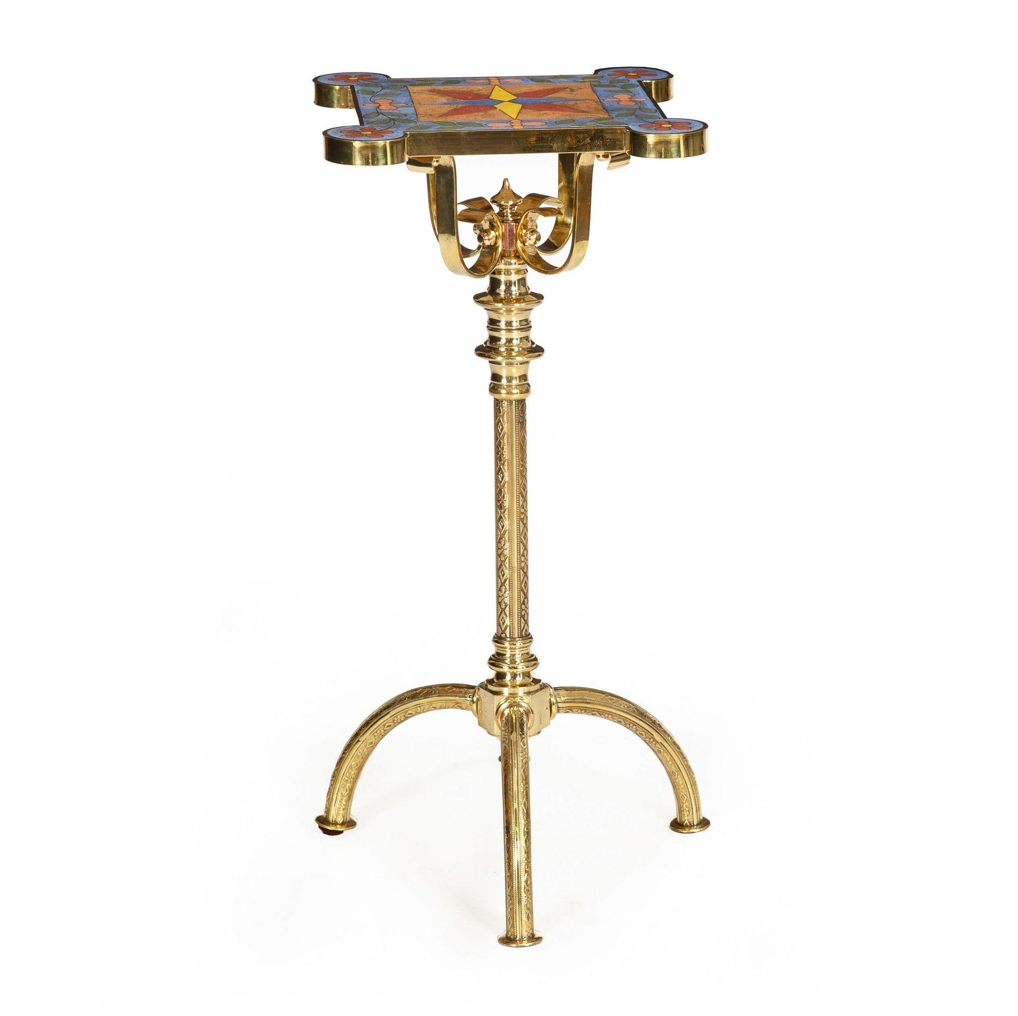 MOUVEMENT ESTHÉTIQUE TABLE D'APPOINT EN LAITON ET CARREAUX PIGMENTÉS
Circa 1900  non marqué
Référence 408GPK21P

Cette table inhabituelle et plutôt intéressante du Mouvement Esthétique présente un plateau en carreaux de faïence encaustiqués à motif